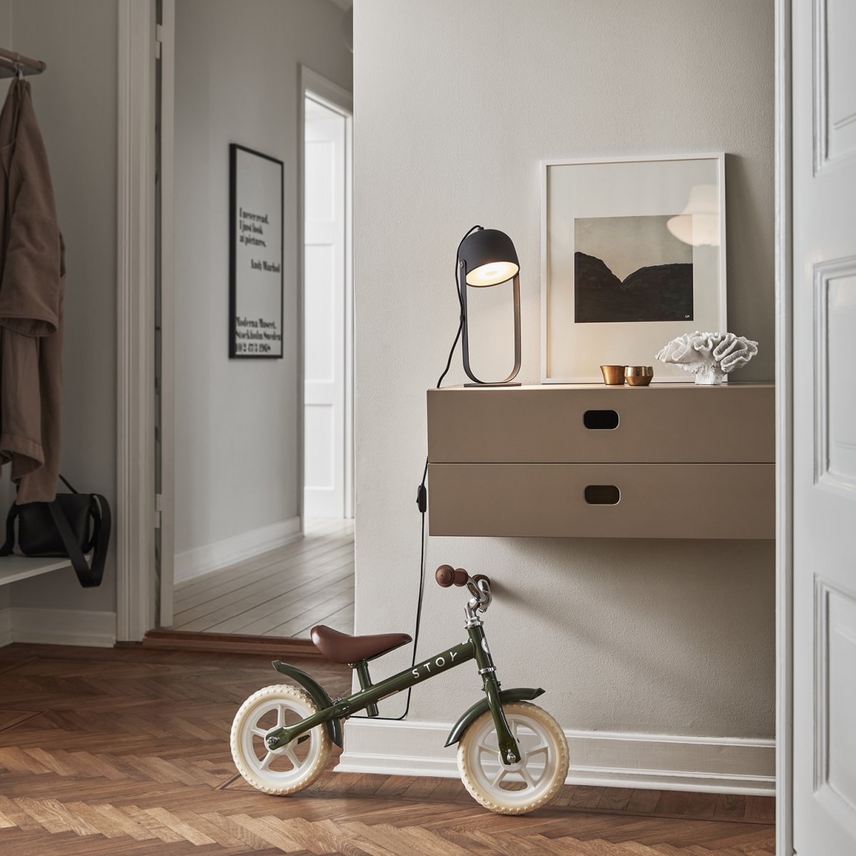 Svejk 36cm Antrasiitti pöytävalaisin valmistajalta CO Bankeryd - Svejk-pöytävalaisin on pehmeä hehku ja toimii sekä yöpöytävalaisimena että sisustuksen koristeena.