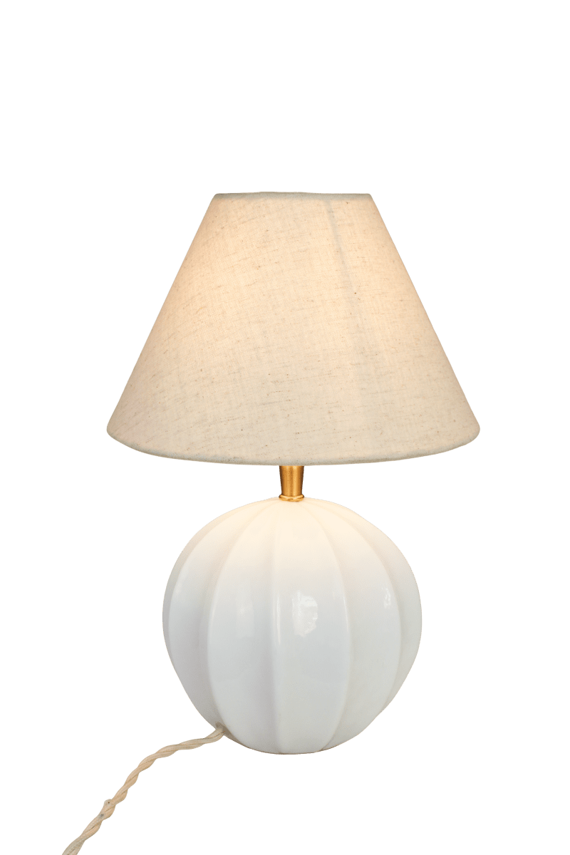 Marit 24cm Valkoinen lampunjalka valmistajalta Strömshaga - Marit on elegantti valkoisesta opaalilasista valmistettu lampunjalka, jonka pehme&auml;sti py&ouml;ristetty muoto ja koristeelliset yksityiskohdat antavat sille klassisen ilmeen.