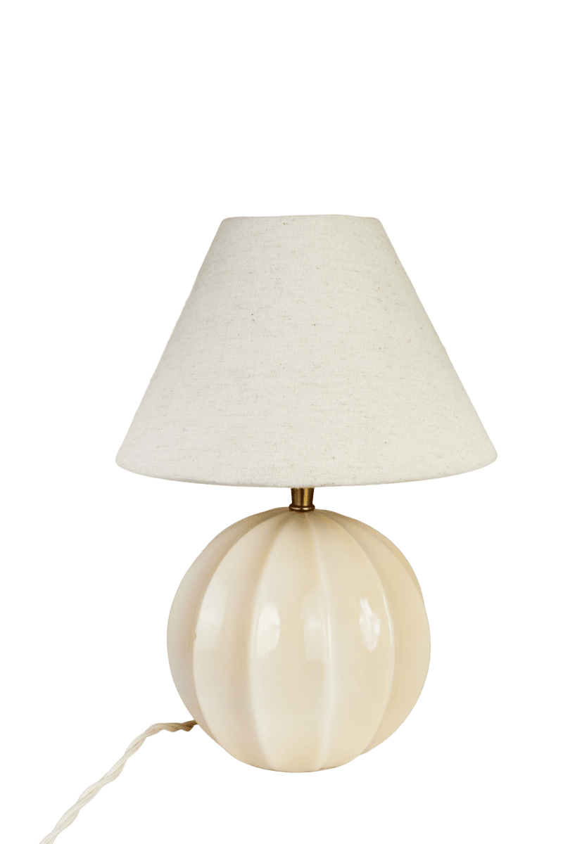Marit 24cm Beige lampunjalka valmistajalta Strömshaga - Marit on elegantti beigenv&auml;rinen lasijalka, jonka pehme&auml;sti py&ouml;ristetty muoto ja koristeelliset yksityiskohdat antavat sille klassisen ilmeen.