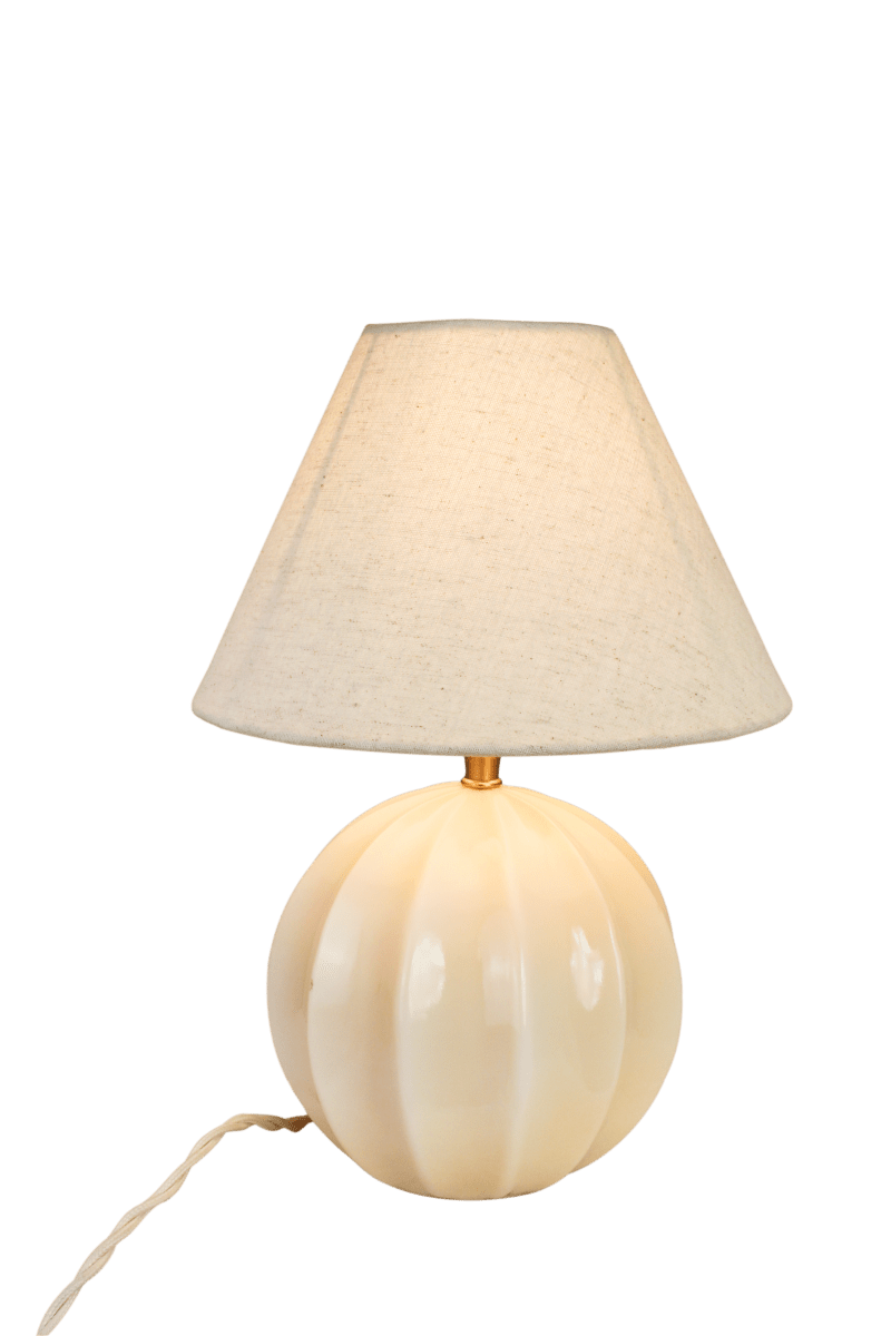 Marit 24cm Beige lampunjalka valmistajalta Strömshaga - Marit on elegantti beigenv&auml;rinen lasijalka, jonka pehme&auml;sti py&ouml;ristetty muoto ja koristeelliset yksityiskohdat antavat sille klassisen ilmeen.