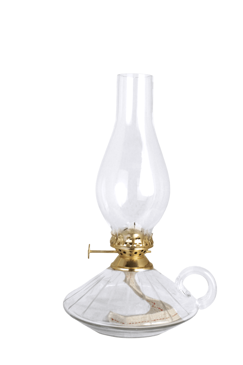 Zoomaa kuva kohteesta Kerosene lamp with handle big Läpinäkyvä valmistajalta Strömshaga - &Ouml;ljykotelo on valmistettu kirkkaasta lasista, ja sen kauniisti sy&ouml;vytetyt reunat antavat lampulle elegantin ja ajattoman ilmeen.