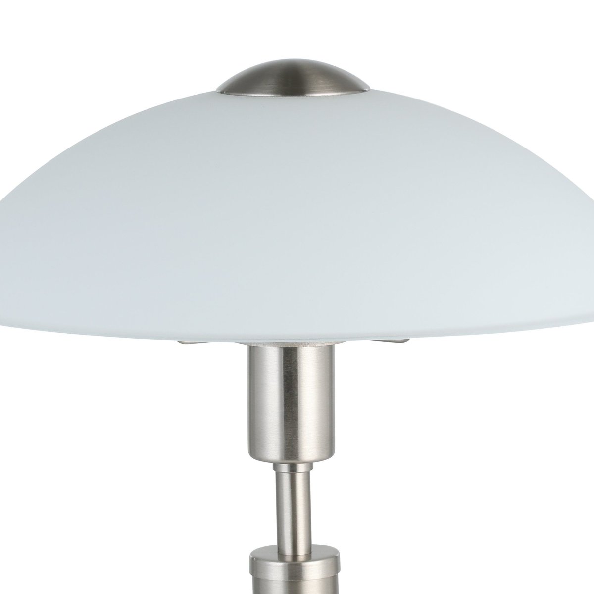 Solo 35cm Nikkeli pöytävalaisin valmistajalta Eglo - Valaisin on valmistettu metallista, jossa on elegantti mattanikkelipinta, ja siin&auml; on satiinilasivarjostin, joka tarjoaa pehme&auml;n ja miellytt&auml;v&auml;n valon.