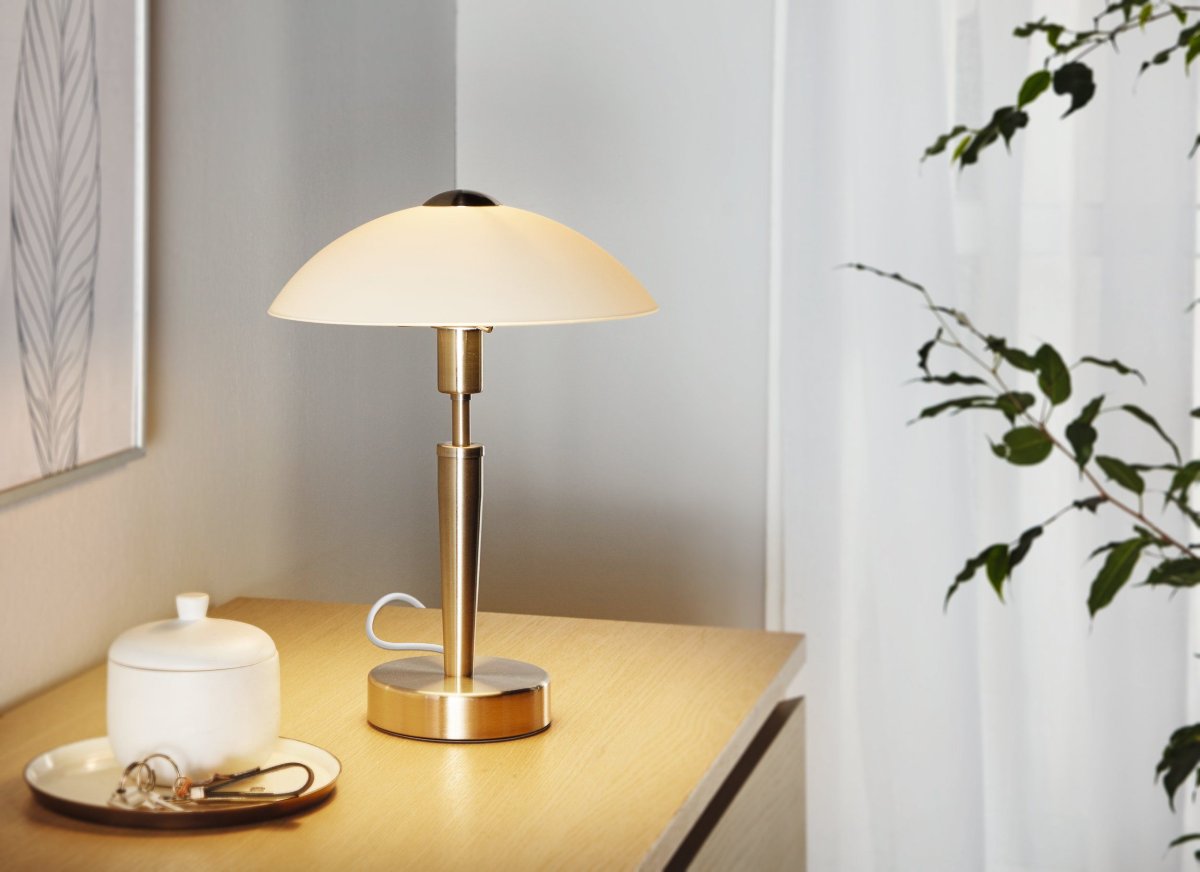 Solo 35cm Nikkeli pöytävalaisin valmistajalta Eglo - Valaisin on valmistettu metallista, jossa on elegantti mattanikkelipinta, ja siin&auml; on satiinilasivarjostin, joka tarjoaa pehme&auml;n ja miellytt&auml;v&auml;n valon.
