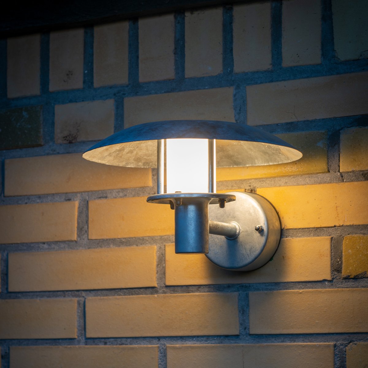 Randers Galvanoitu ulkovalo valmistajalta Dyberg Larsen - Randerin galvanoidussa ulkovalaisimessa on klassinen muotoilu varjostimella ja avoimella ilmeellä.