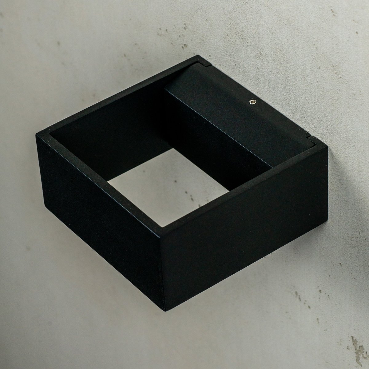 Jupiter Musta ulkovalo valmistajalta Dyberg Larsen - Jupiterissa on litteä sivu seinää vasten ja puoliympyrän muotoinen etuosa, jossa LED-valolähde, joka loistaa ylös ja alas seinää pitkin.