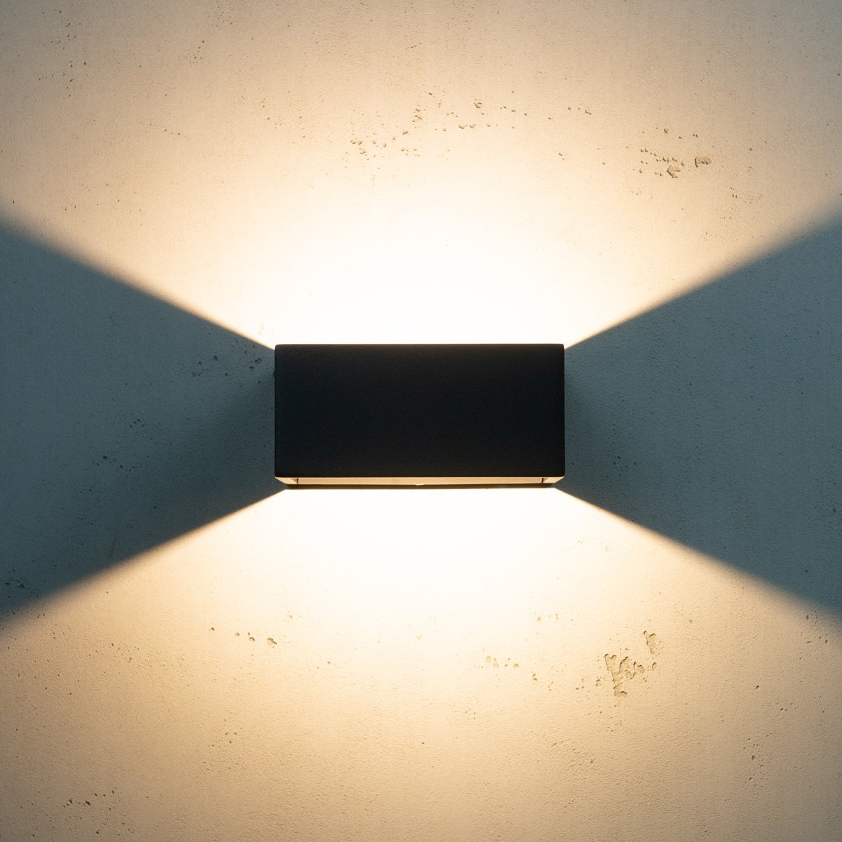 Jupiter Musta ulkovalo valmistajalta Dyberg Larsen - Jupiterissa on litteä sivu seinää vasten ja puoliympyrän muotoinen etuosa, jossa LED-valolähde, joka loistaa ylös ja alas seinää pitkin.