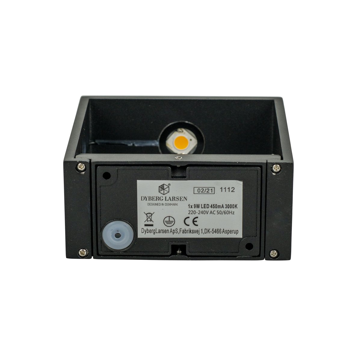 Jupiter Musta ulkovalo valmistajalta Dyberg Larsen - Jupiterissa on litteä sivu seinää vasten ja puoliympyrän muotoinen etuosa, jossa LED-valolähde, joka loistaa ylös ja alas seinää pitkin.