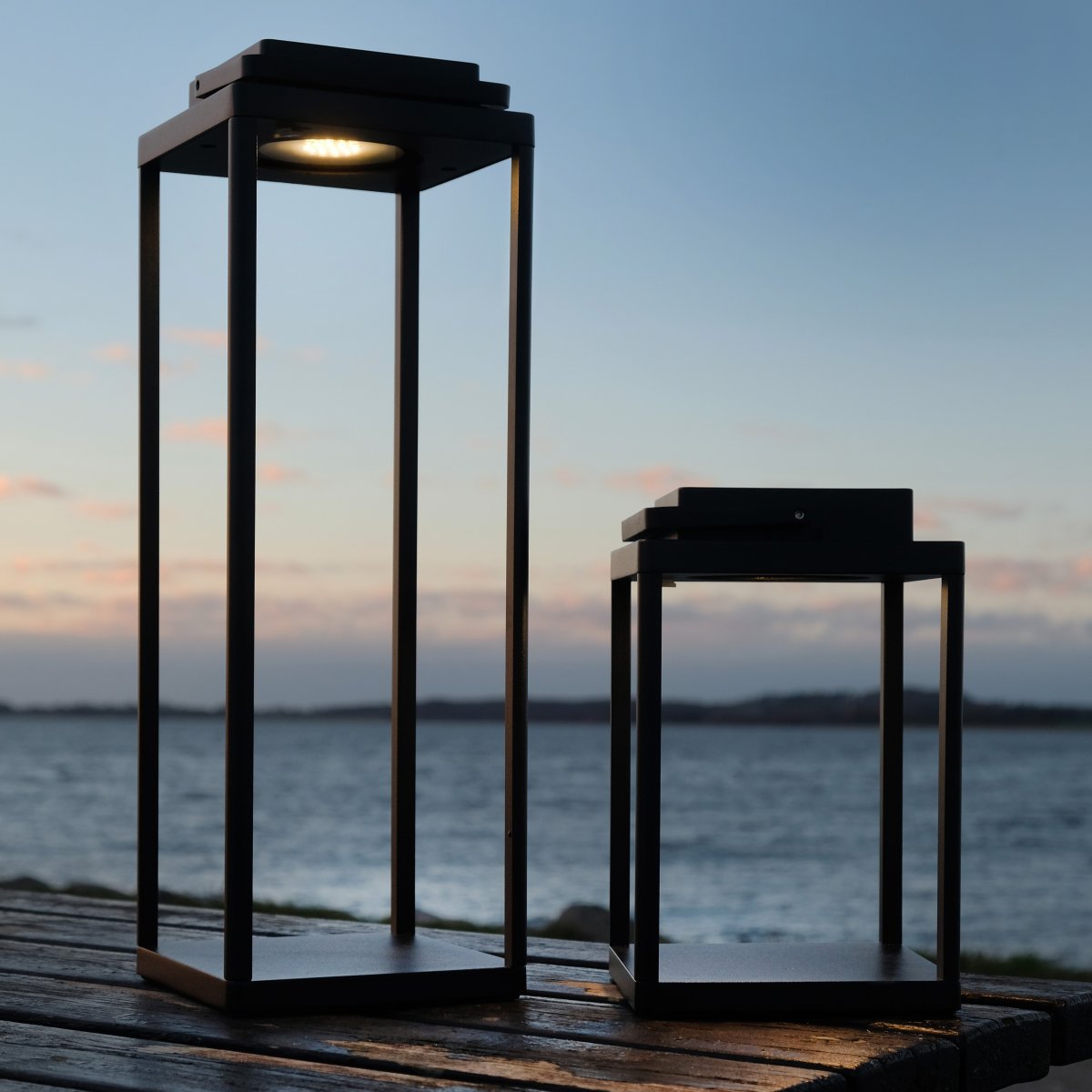Lucca 24cm Musta Siirrettävä valmistajalta Dyberg Larsen - Lucca-lyhty on valmistettu kestävästä metallista, ja siinä on kantokahva ja sisäänrakennettu LED-valo yläosassa, ja se sopii täydellisesti koristeeksi terassille, parvekkeelle tai etuovelle.