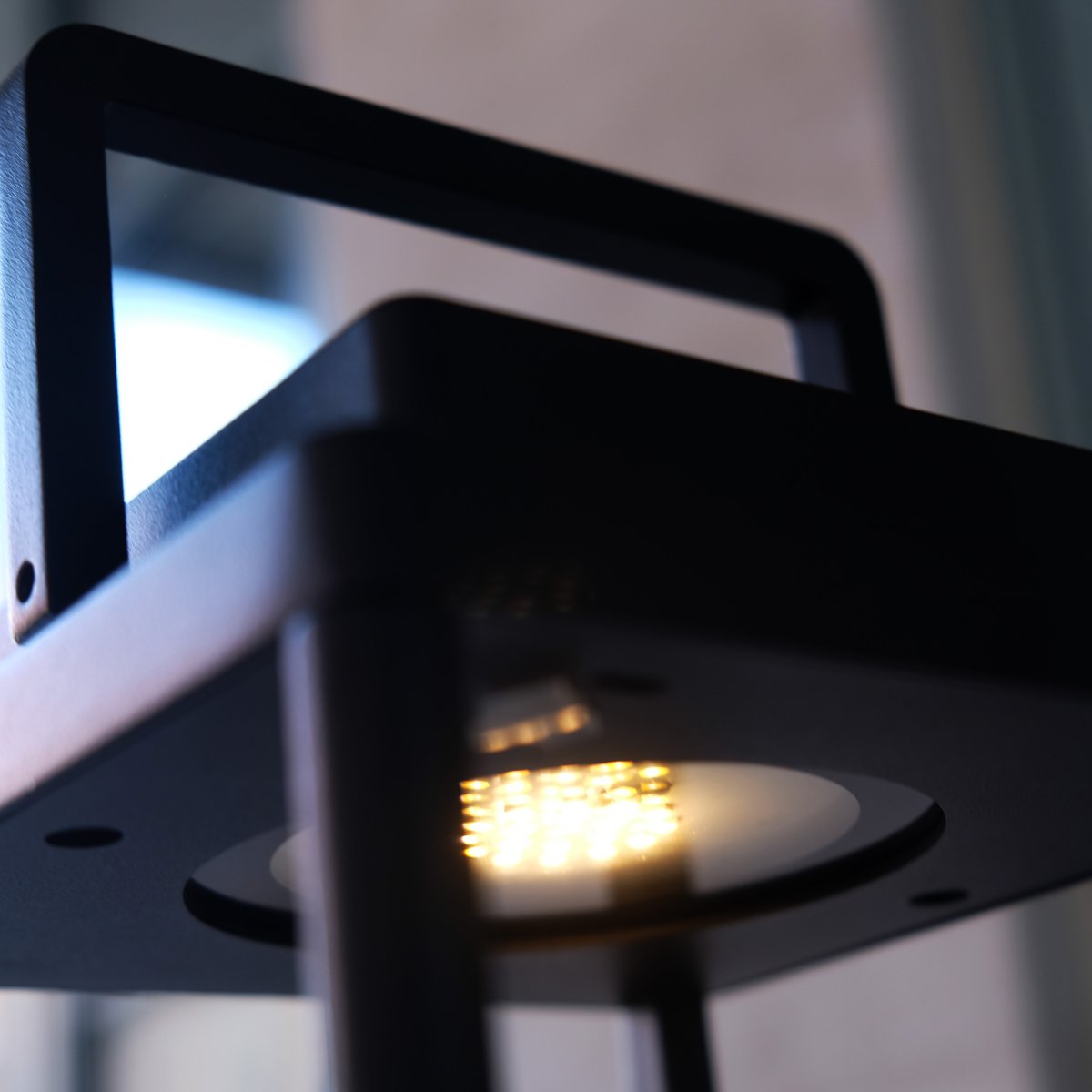 Lucca 24cm Musta Siirrettävä valmistajalta Dyberg Larsen - Lucca-lyhty on valmistettu kestävästä metallista, ja siinä on kantokahva ja sisäänrakennettu LED-valo yläosassa, ja se sopii täydellisesti koristeeksi terassille, parvekkeelle tai etuovelle.