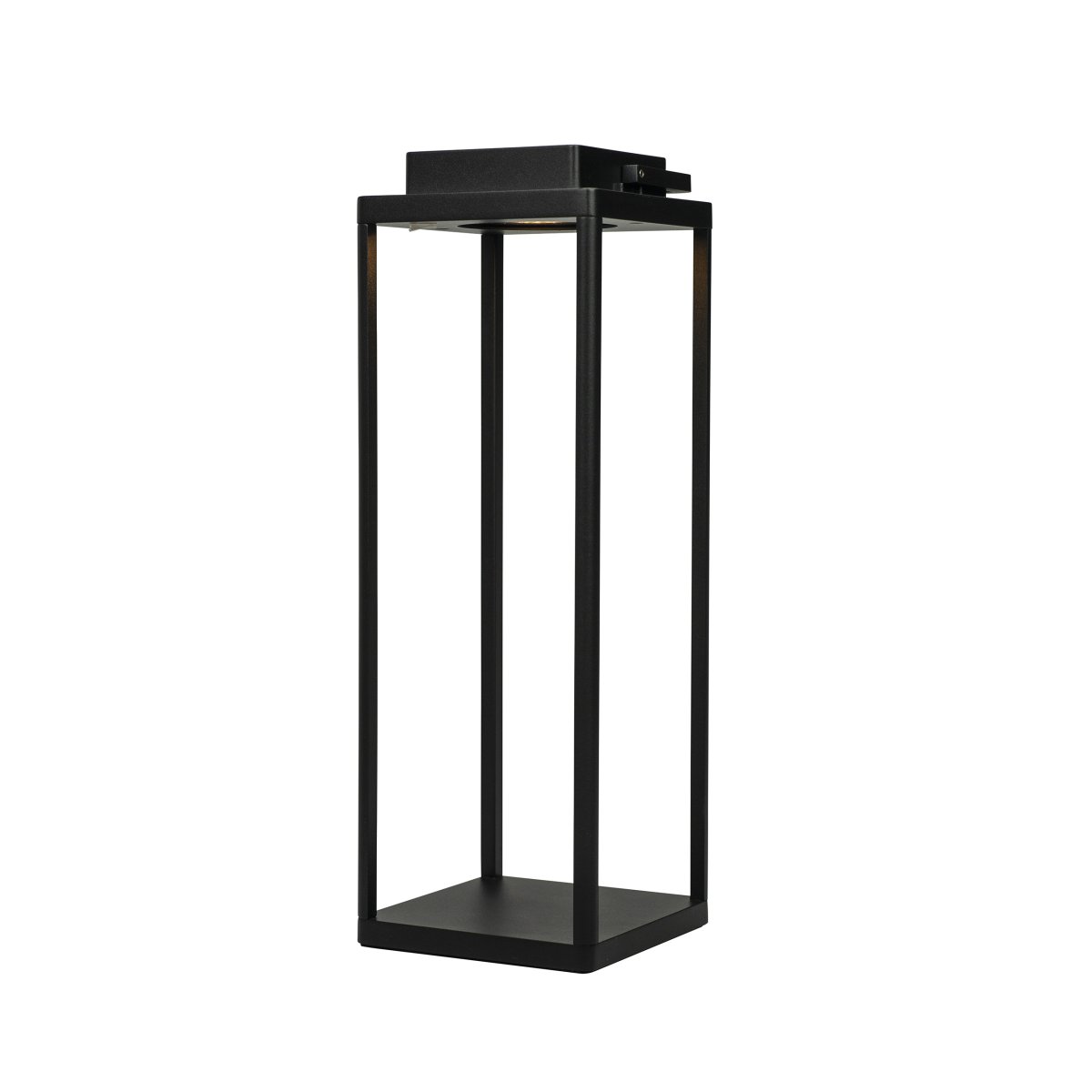 Lucca 44cm Musta Siirrettävä valmistajalta Dyberg Larsen - Lucca-lyhty on valmistettu kestävästä metallista, ja siinä on kantokahva ja sisäänrakennettu LED-valo yläosassa, ja se sopii täydellisesti koristeeksi terassille, parvekkeelle tai etuovelle.