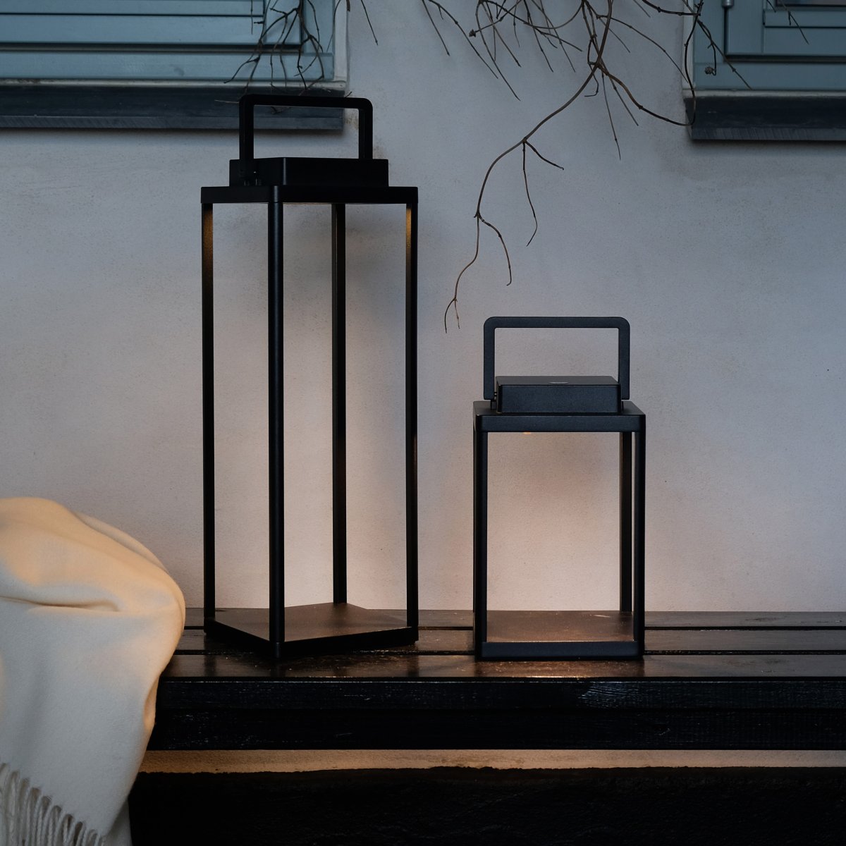 Lucca 44cm Musta Siirrettävä valmistajalta Dyberg Larsen - Lucca-lyhty on valmistettu kestävästä metallista, ja siinä on kantokahva ja sisäänrakennettu LED-valo yläosassa, ja se sopii täydellisesti koristeeksi terassille, parvekkeelle tai etuovelle.