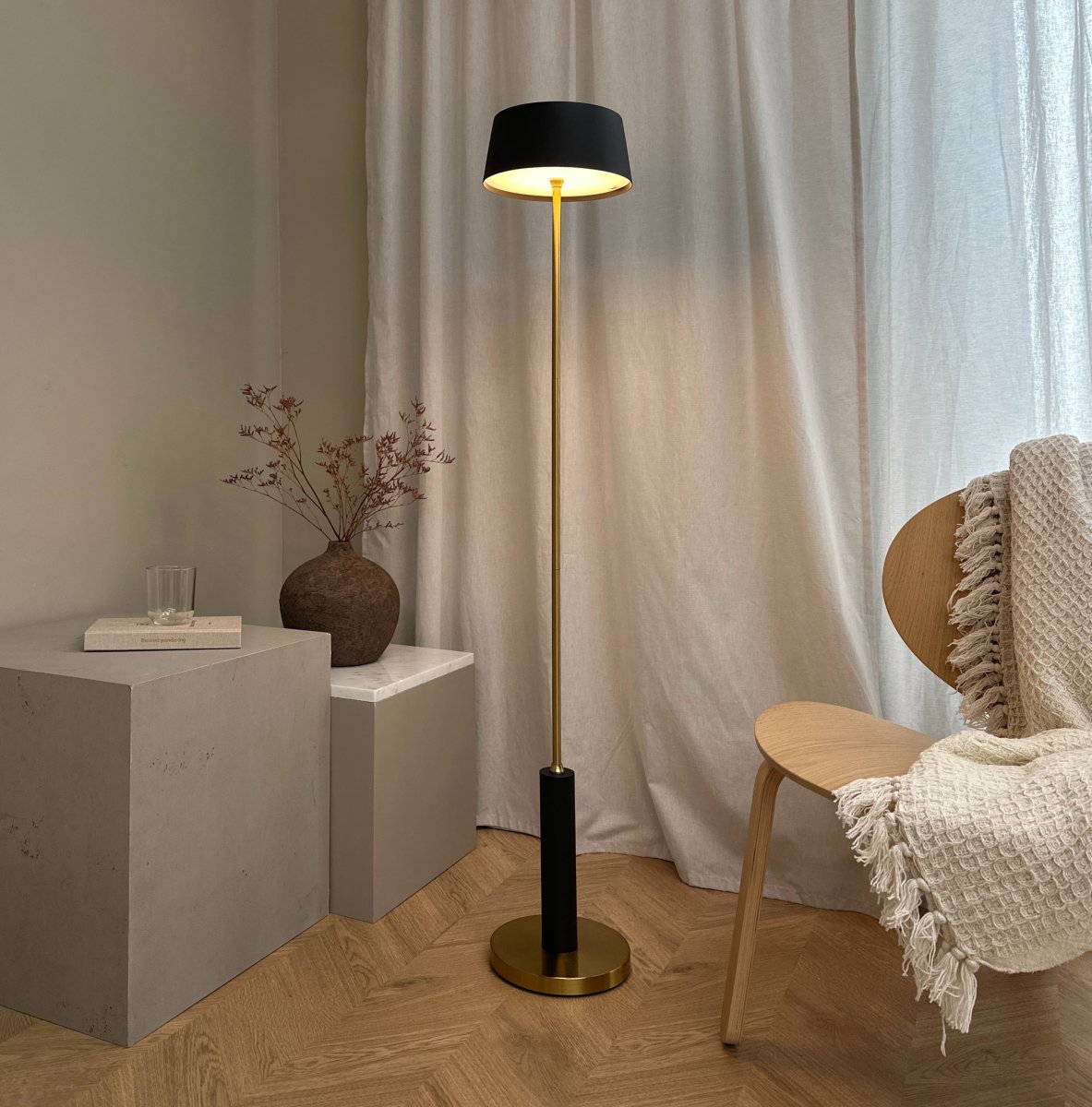 Yoyo LED 125cm Messinki Siirrettävä valmistajalta Dyberg Larsen - Med en bas och stomme i m&auml;ssings, kombinerat med en sk&auml;rm i borstad svart metall, blir Yoyo en elegant inredningsdetalj.