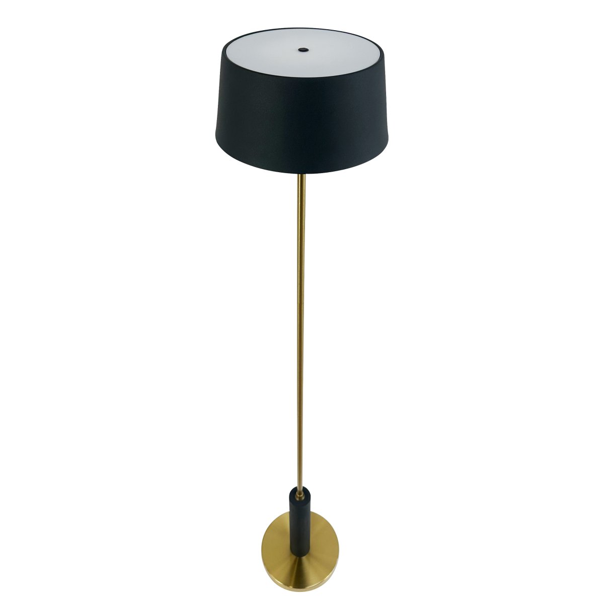 Yoyo LED 125cm Messinki Siirrettävä valmistajalta Dyberg Larsen - Med en bas och stomme i m&auml;ssings, kombinerat med en sk&auml;rm i borstad svart metall, blir Yoyo en elegant inredningsdetalj.