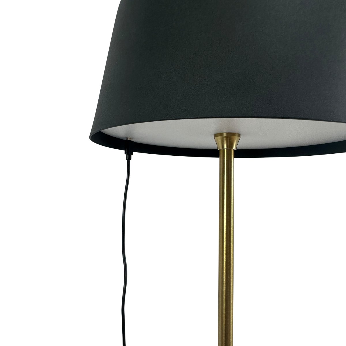 Yoyo LED 125cm Messinki Siirrettävä valmistajalta Dyberg Larsen - Med en bas och stomme i m&auml;ssings, kombinerat med en sk&auml;rm i borstad svart metall, blir Yoyo en elegant inredningsdetalj.