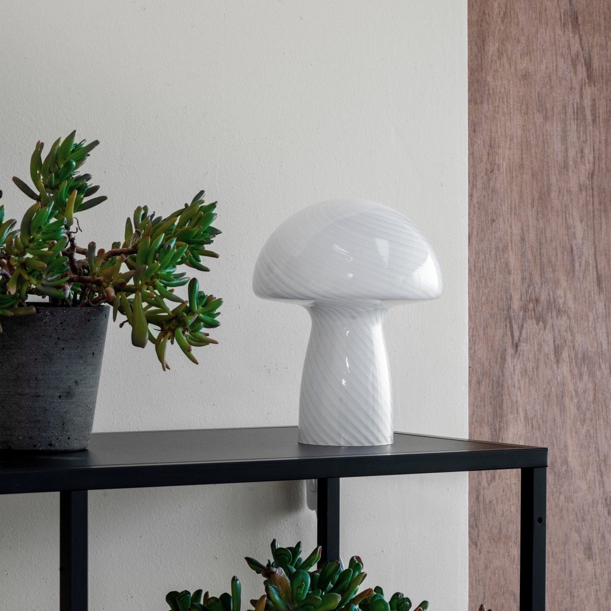 Jenny 23cm Valkoinen pöytävalaisin valmistajalta Dyberg Larsen - Jenny Mushroom -p&ouml;yt&auml;valaisin &ndash; pieni ja elegantti valkoinen valaistusratkaisu, joka lis&auml;&auml; sisustukseen hienostuneen ilmeen.