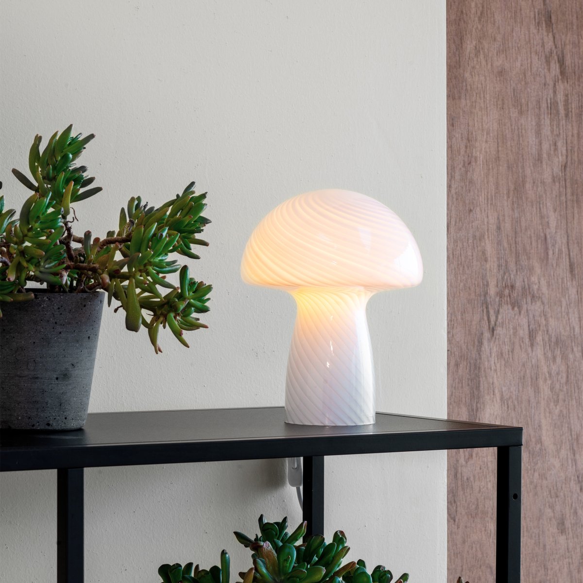Jenny 23cm Valkoinen pöytävalaisin valmistajalta Dyberg Larsen - Jenny Mushroom -p&ouml;yt&auml;valaisin &ndash; pieni ja elegantti valkoinen valaistusratkaisu, joka lis&auml;&auml; sisustukseen hienostuneen ilmeen.