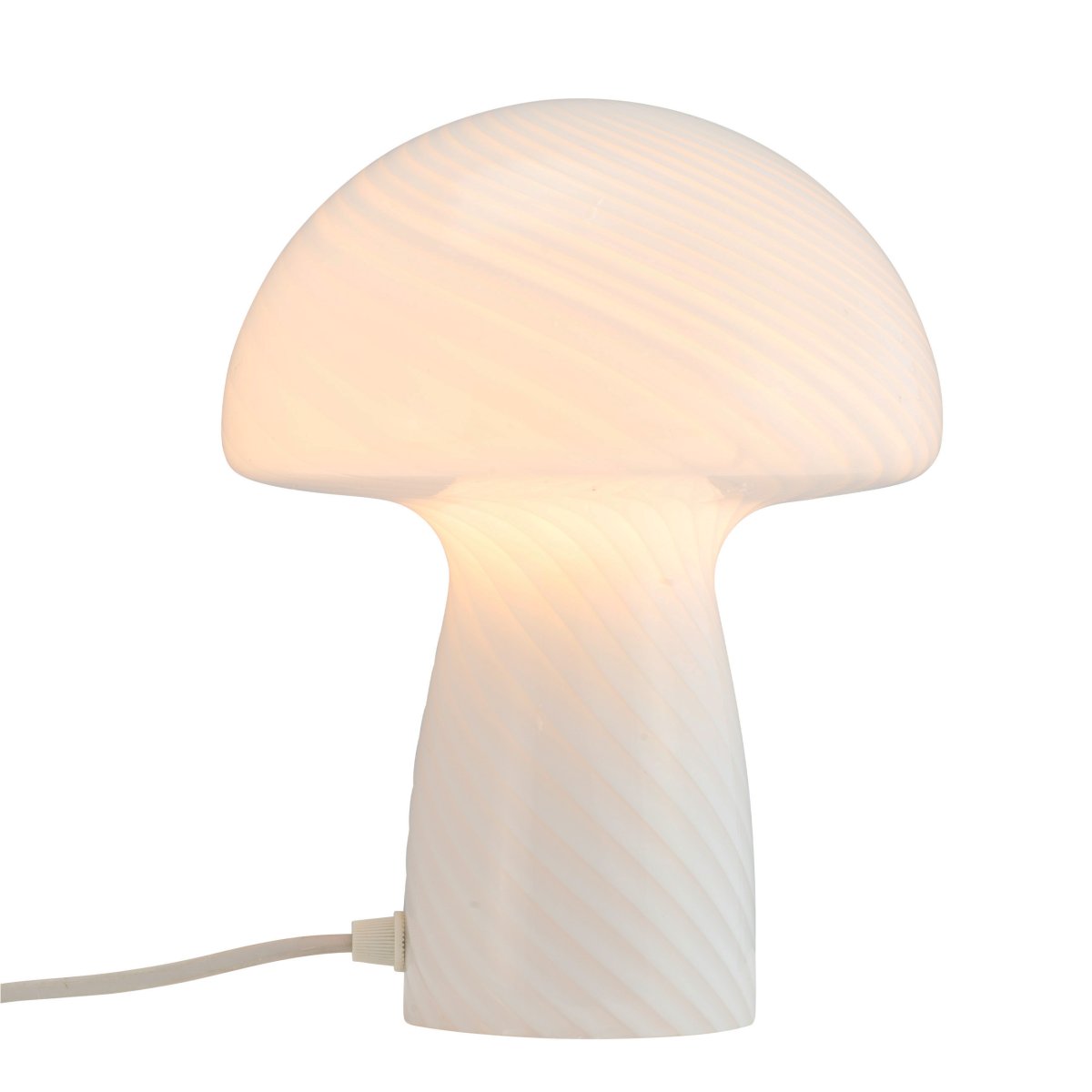 Jenny 23cm Valkoinen pöytävalaisin valmistajalta Dyberg Larsen - Jenny Mushroom -p&ouml;yt&auml;valaisin &ndash; pieni ja elegantti valkoinen valaistusratkaisu, joka lis&auml;&auml; sisustukseen hienostuneen ilmeen.