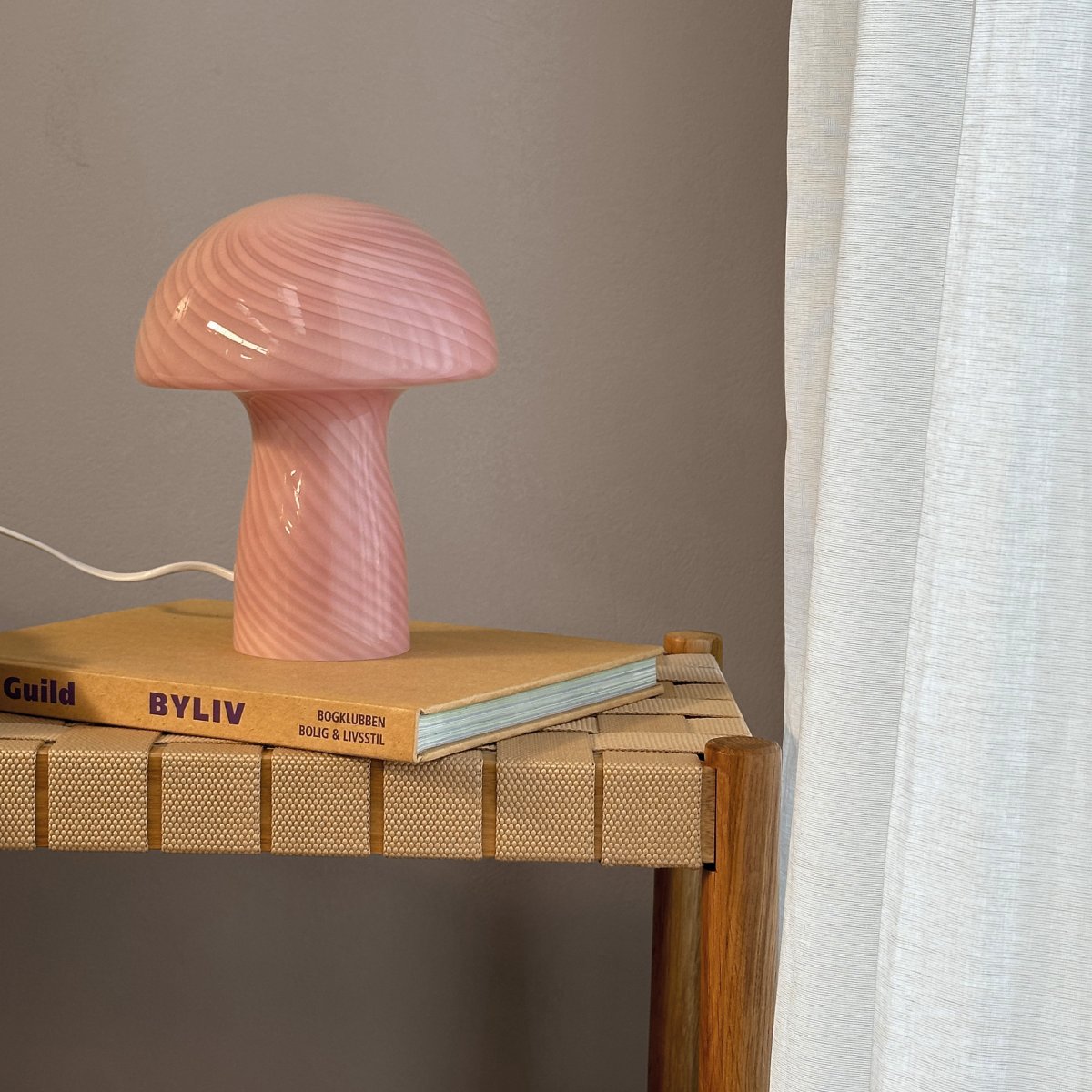 Jenny 23cm Vaaleanpunainen pöytävalaisin valmistajalta Dyberg Larsen - Olipa Jenny Mushroom -p&ouml;yt&auml;valaisin sijoitettu sivup&ouml;yd&auml;lle, ikkunalaudalle, y&ouml;p&ouml;yd&auml;lle tai ty&ouml;p&ouml;yd&auml;lle, se on t&auml;ydellinen lis&auml;varuste, joka korostaa kotisi vieh&auml;tysvoimalla ja eleganssilla.
