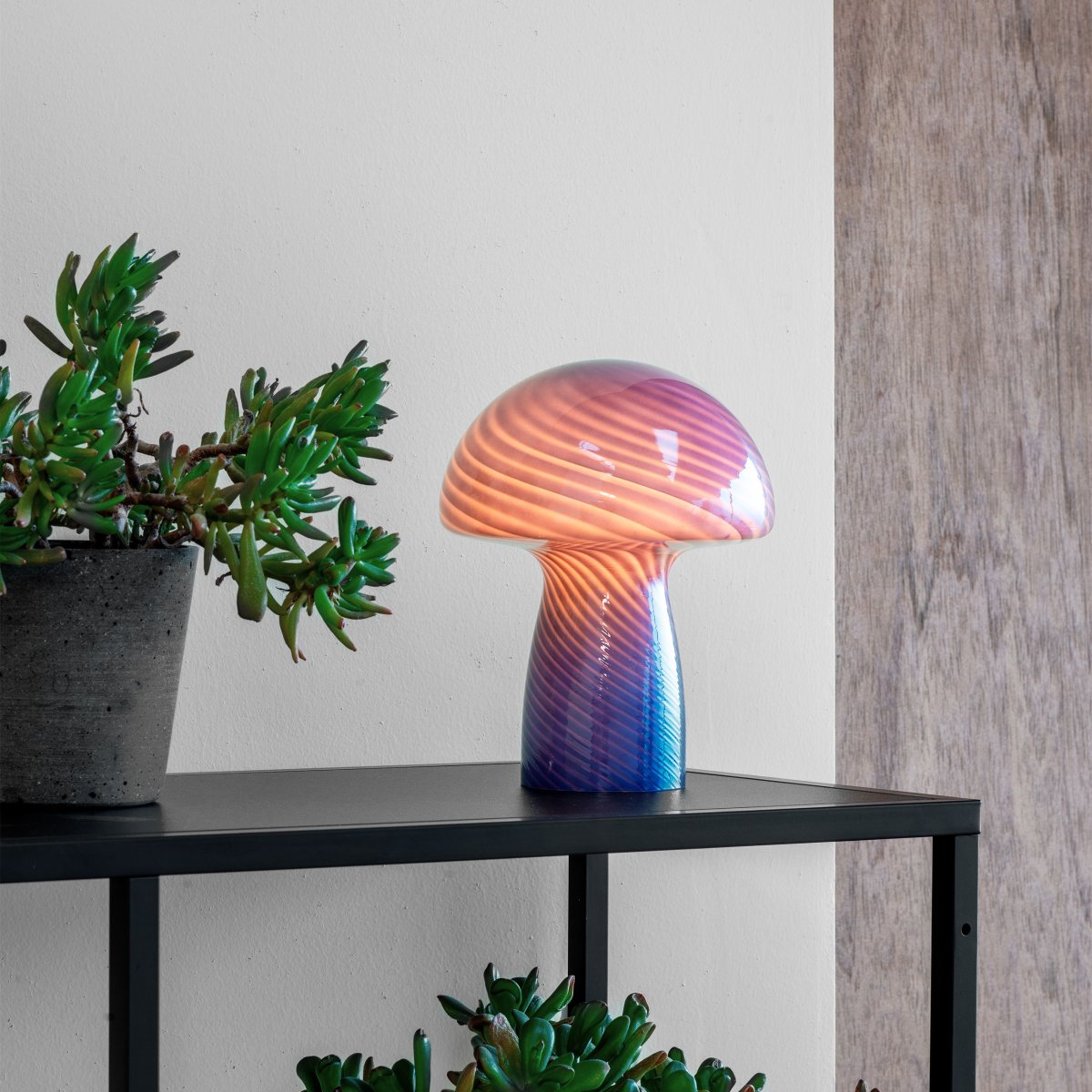 Jenny 23cm Sininen pöytävalaisin valmistajalta Dyberg Larsen - Jenny Mushroom -p&ouml;yt&auml;valaisin &ndash; pieni ja tyylik&auml;s valaistusratkaisu sinisen&auml;, joka lis&auml;&auml; hienostuneen silauksen sisustukseen.
