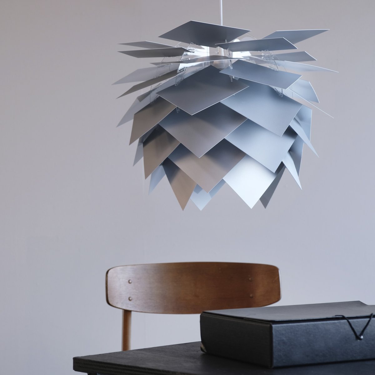 Illumin Ø45 Alumiini kattovalaisin valmistajalta Dyberg Larsen - Asenna lamppu itse ja nauti ainutlaatuisesta design-valaistuksesta, joka on edullinen ja mukautuva tulevaisuutta varten.