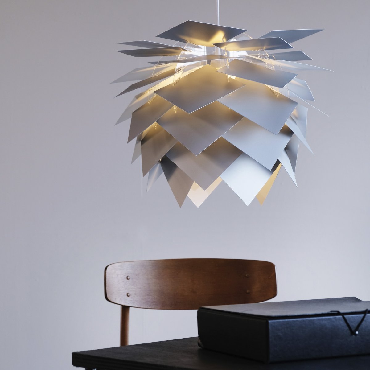 Illumin Ø45 Alumiini kattovalaisin valmistajalta Dyberg Larsen - Asenna lamppu itse ja nauti ainutlaatuisesta design-valaistuksesta, joka on edullinen ja mukautuva tulevaisuutta varten.