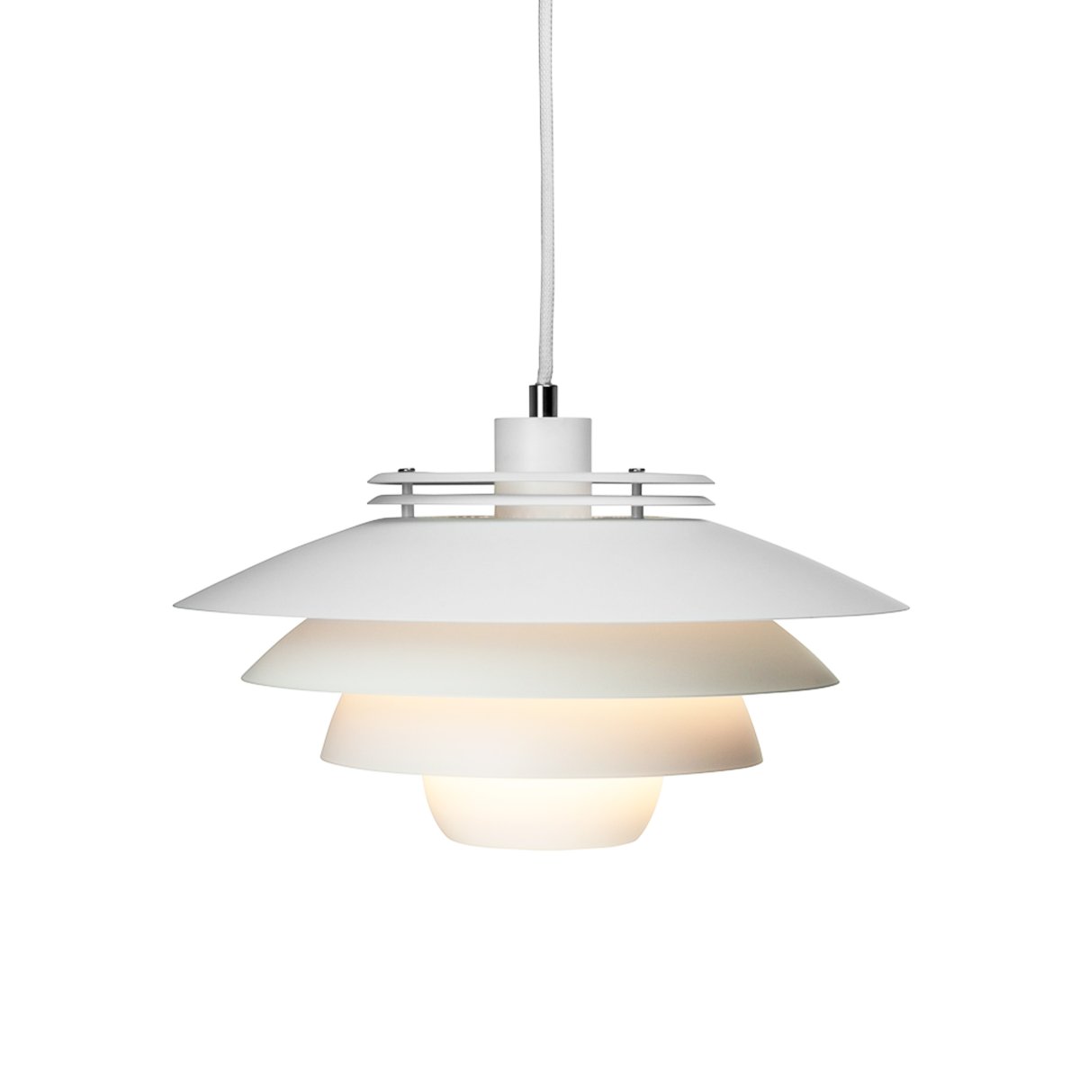 Ejka Ø38 Valkoinen kattovalaisin valmistajalta Dyberg Larsen - Elegantin valkoisen metallivarjostimen ja suositun pohjoismaisen muotoilun ansiosta valaisin on ajaton ja sopii jokaiseen kotiin.