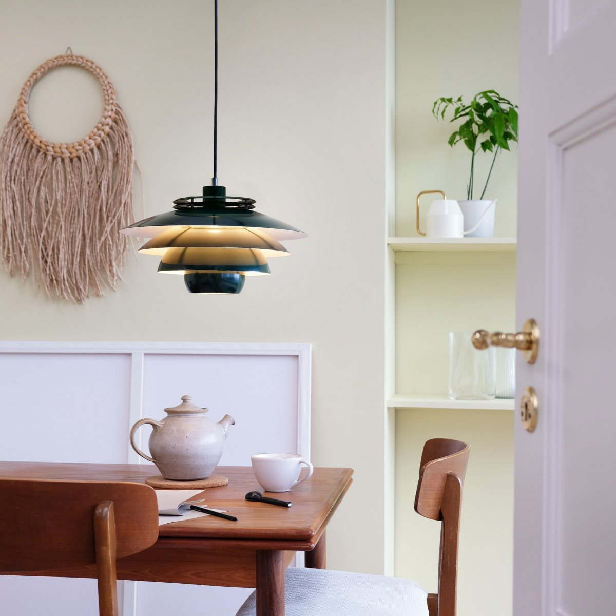 Ejka Ø38 Tummanvihreä kattovalaisin valmistajalta Dyberg Larsen - Elegantin vihreän metallivarjostimen ja suositun pohjoismaisen muotoilun ansiosta valaisin on ajaton ja sopii jokaiseen kotiin.