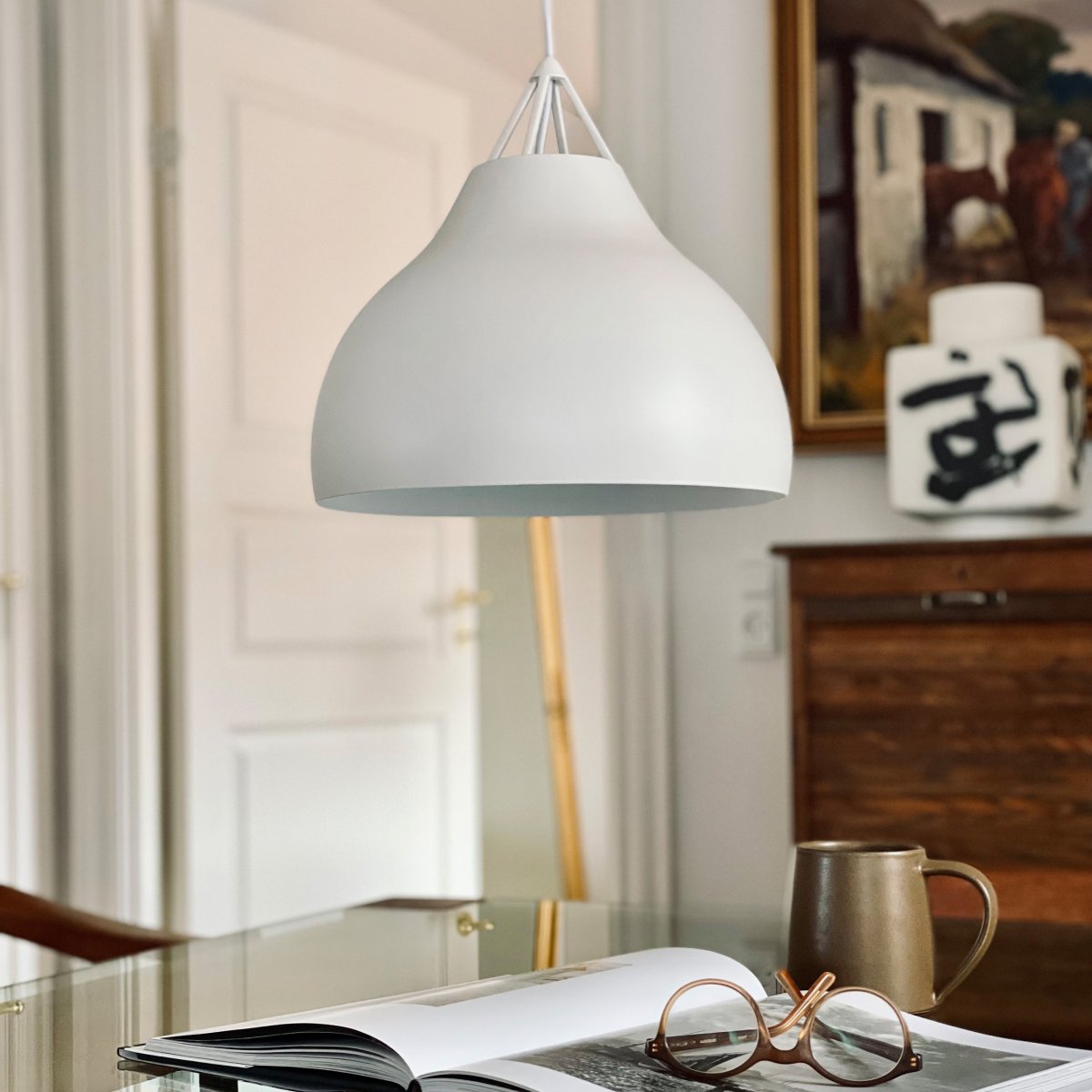 Pyra Ø30 Valkoinen kattovalaisin valmistajalta Dyberg Larsen - Pyran on suunnitellut Frank Kerdil Dyberg Larsenille, ja se on valaisin, joka tuo valon laatua ja tyyliä kotiisi.