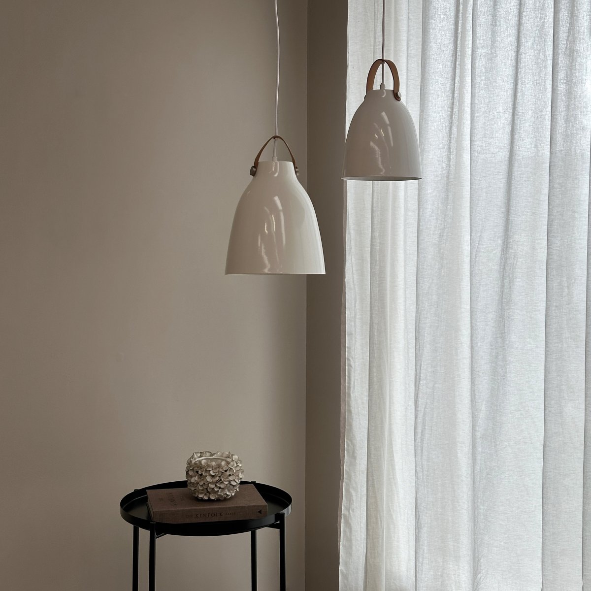 Copenhagen Ø19 Korkeakiiltoinen valkoinen kattovalaisin valmistajalta Dyberg Larsen - Metallista valmistettu ja varjostimen yläpuolella oleva punainen nahkahihna luo ainutlaatuisen ja persoonallisen ilmeen.