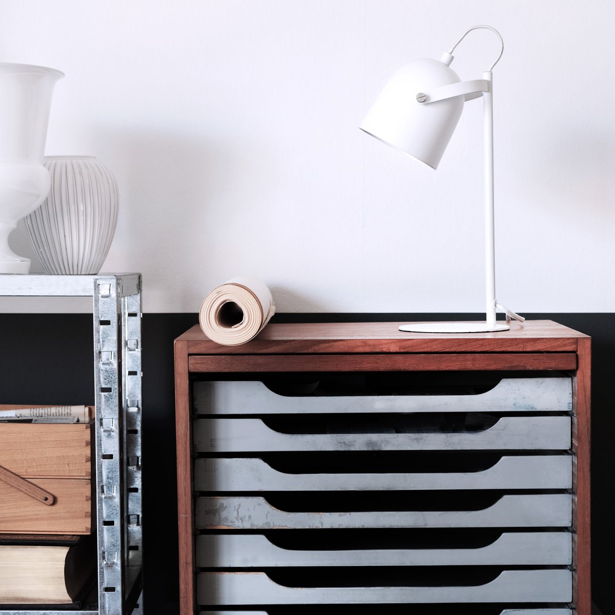 Oslo 37cm Valkoinen työpöytävalaisin valmistajalta Dyberg Larsen - Oslon pöytävalaisin on saatavana tyylikkäänä valkoisena kromiyksityiskohtineen.