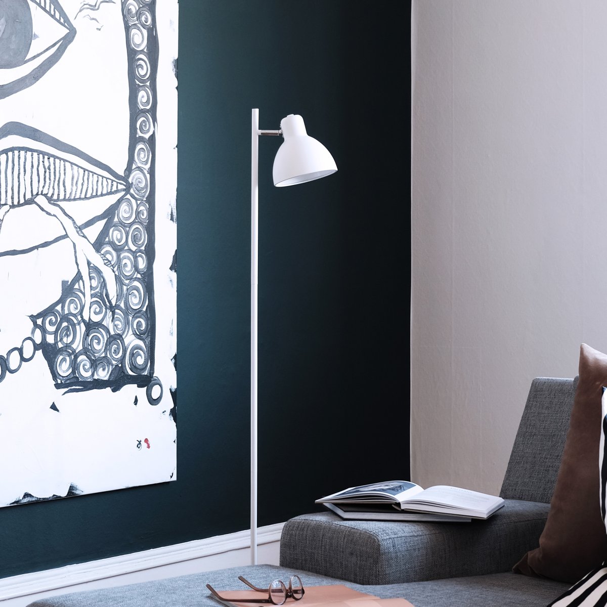 Skagen 1 Valkoinen lattiavalaisin valmistajalta Dyberg Larsen - Skagen-lattiavalaisin on saatavana yhdellä tai kahdella valolla; lampunvarjostimet, ja tässä versiossa on mattavalkoinen metallivarjostin, joka antaa tyylikkään ja yksinkertaisen ilmeen.