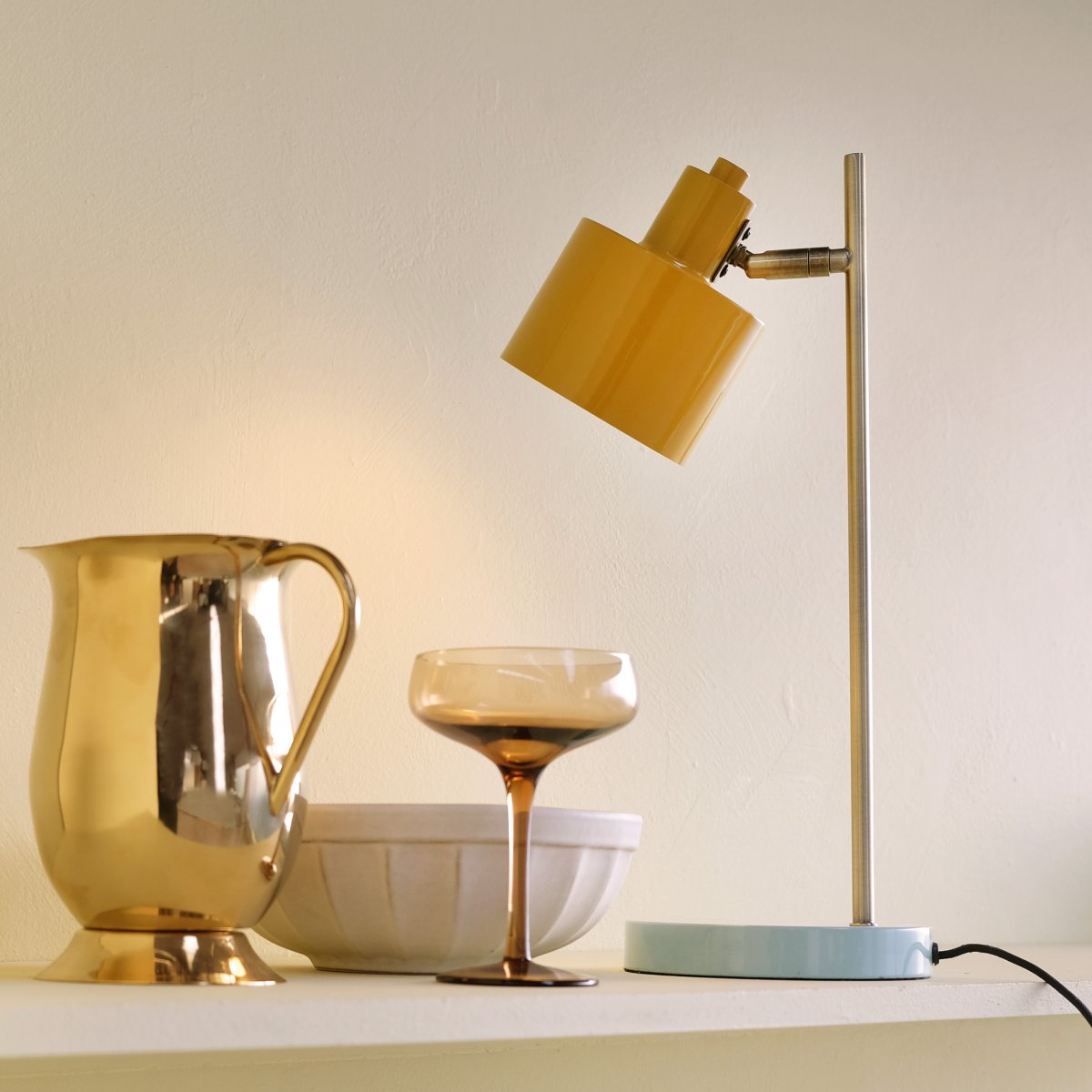 Ocean 43cm Monivärinen työpöytävalaisin valmistajalta Dyberg Larsen - Ocean hurmaa retro-designillaan ja ripaus modernia tyyliä, mikä tekee siitä ihanteellisen sekä makuuhuoneeseen että epäsuoraksi valonlähteeksi olohuoneeseen.