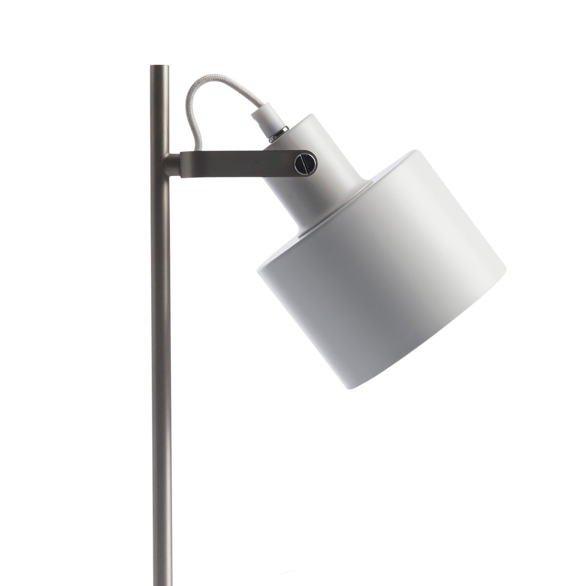 Ocean 43cm Kromi työpöytävalaisin valmistajalta Dyberg Larsen - Ocean hurmaa retro-designillaan ja ripaus modernia tyyliä, mikä tekee siitä ihanteellisen sekä makuuhuoneeseen että epäsuoraksi valonlähteeksi olohuoneeseen.