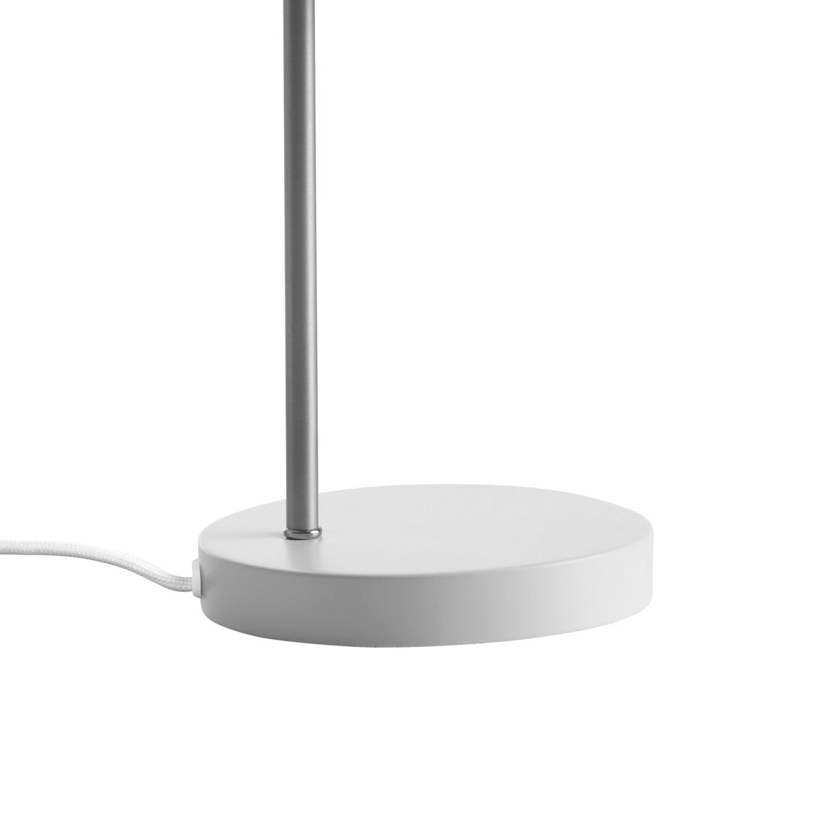 Ocean 43cm Kromi työpöytävalaisin valmistajalta Dyberg Larsen - Ocean hurmaa retro-designillaan ja ripaus modernia tyyliä, mikä tekee siitä ihanteellisen sekä makuuhuoneeseen että epäsuoraksi valonlähteeksi olohuoneeseen.