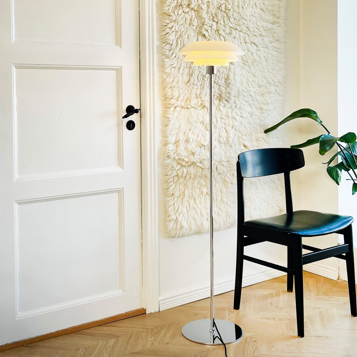 DL31 Kromi lattiavalaisin valmistajalta Dyberg Larsen - DL-sarjan valaisimilla on yhteist&auml; kolme py&ouml;re&auml;&auml; levym&auml;ist&auml; s&auml;vy&auml;, jotka luovat klassisen ja yksinkertaisen tyylin minimalistiseen kotiin.