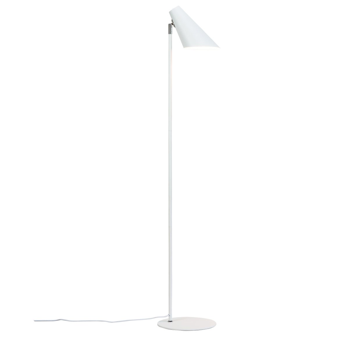 Cale Valkoinen lattiavalaisin valmistajalta Dyberg Larsen - Tyylik&auml;s valkoinen muotoilu ja minimalistinen muoto tekev&auml;t Calesta tyylikk&auml;&auml;n ilmeen mihin tahansa huoneeseen.