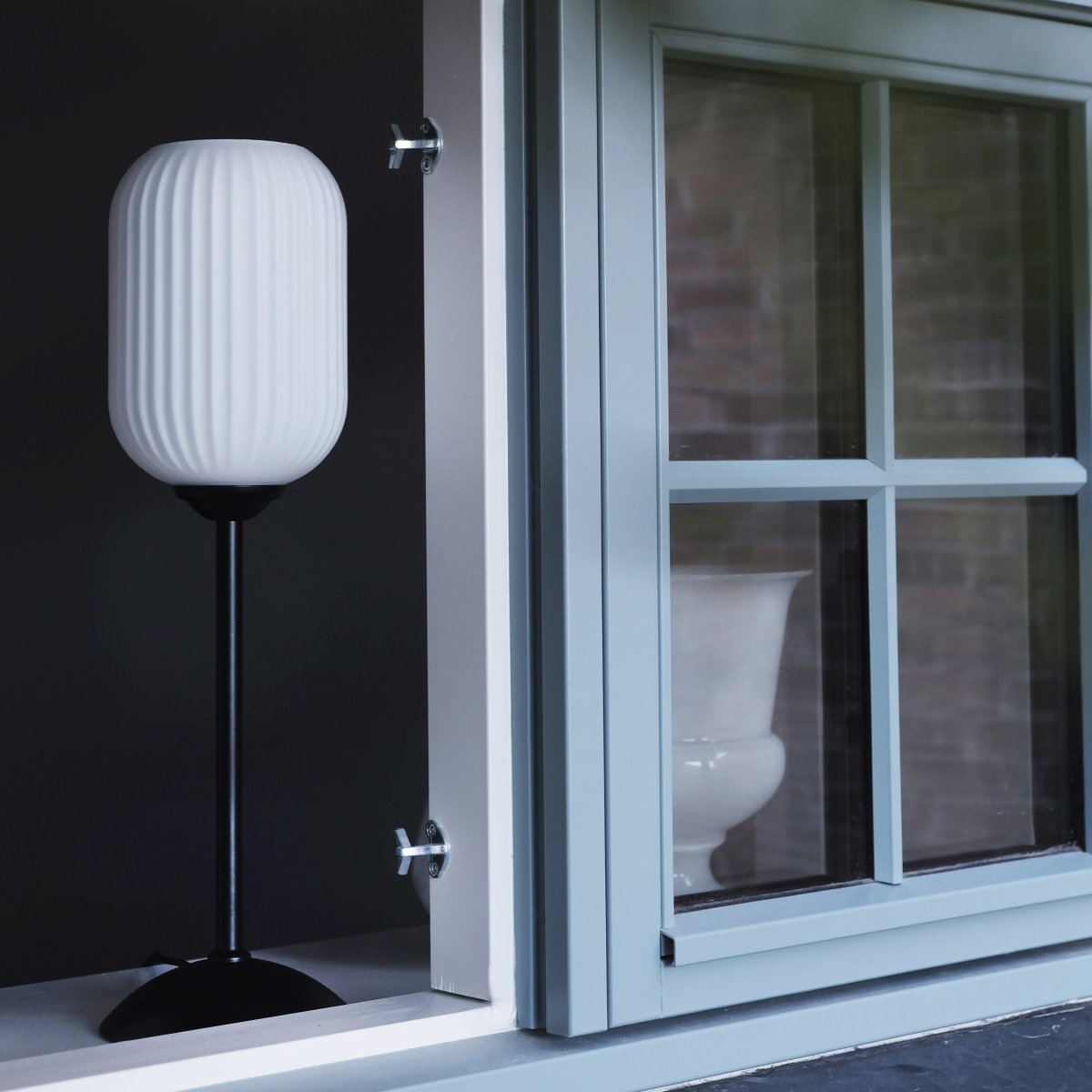 Riflet 52cm Musta pöytävalaisin valmistajalta Dyberg Larsen - Riflet luo uurretulla, valkoisella lasikuvullaan ja tyylikkäällä mustalla pohjalla pehmeän ja tunnelmallisen valon, joka kullastaa jokaisen huoneen.