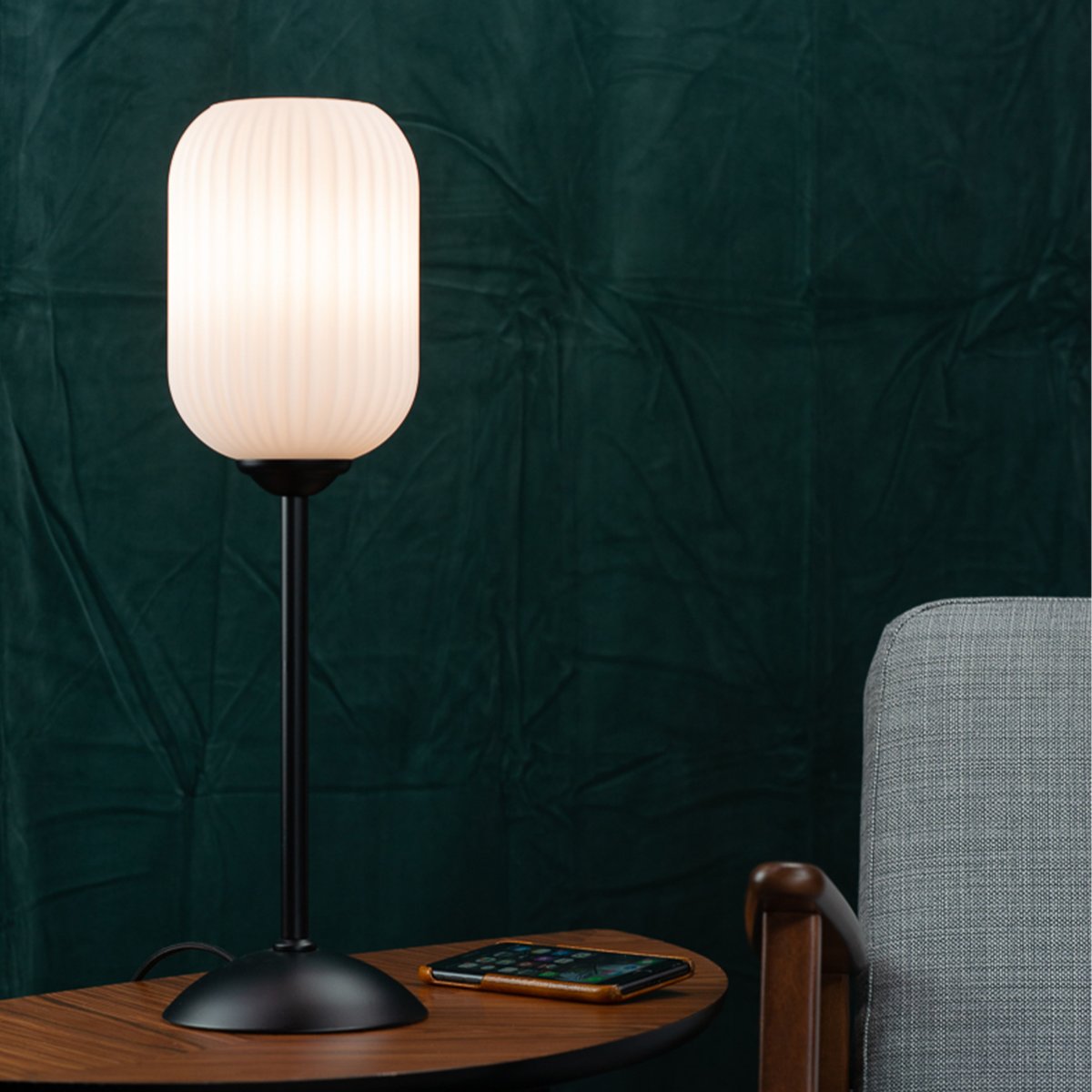 Riflet 52cm Musta pöytävalaisin valmistajalta Dyberg Larsen - Riflet luo uurretulla, valkoisella lasikuvullaan ja tyylikkäällä mustalla pohjalla pehmeän ja tunnelmallisen valon, joka kullastaa jokaisen huoneen.