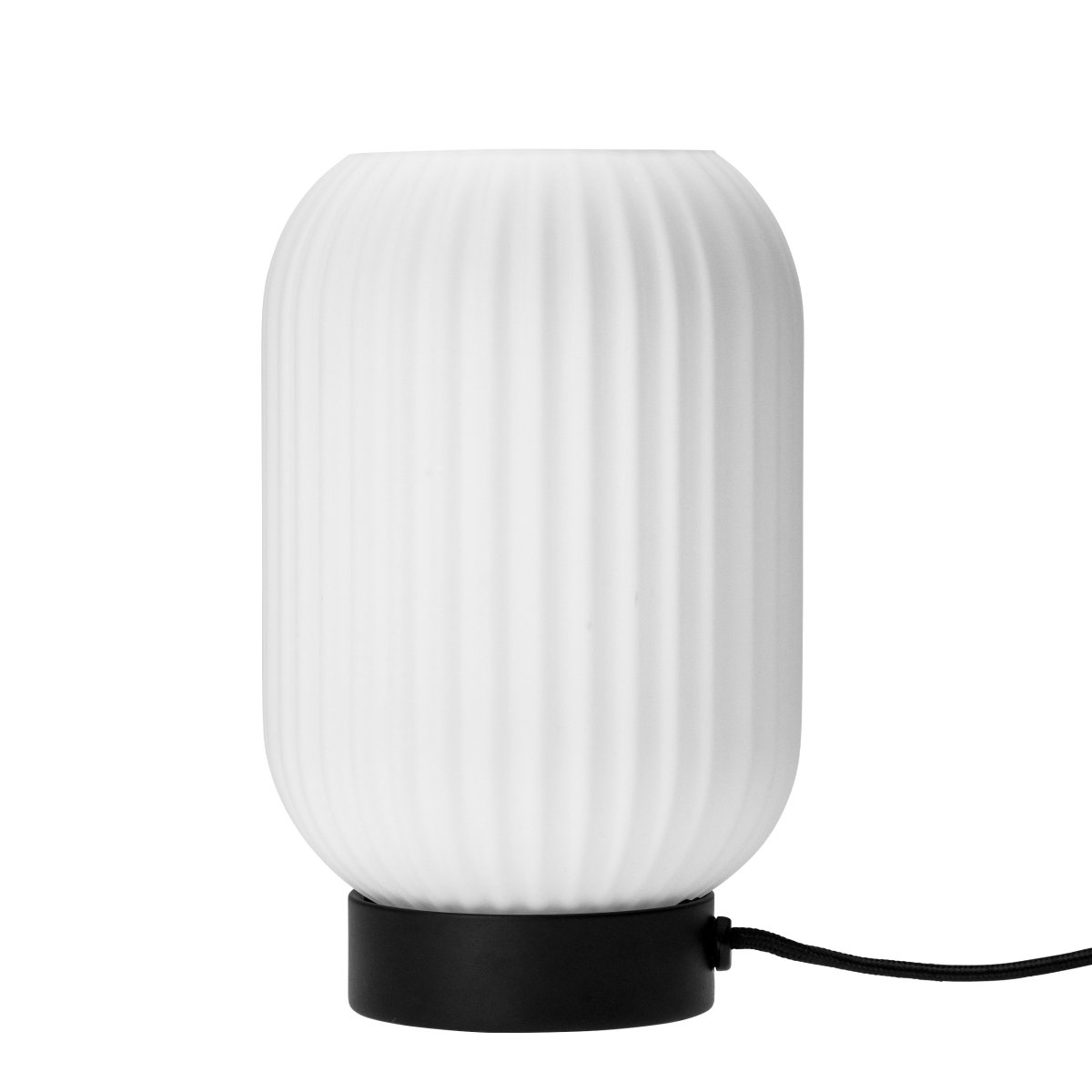 Riflet 22cm Musta pöytävalaisin valmistajalta Dyberg Larsen - Riflet luo uurretulla, valkoisella lasikuvullaan ja tyylikkäällä mustalla pohjalla pehmeän ja tunnelmallisen valon, joka kullastaa jokaisen huoneen.