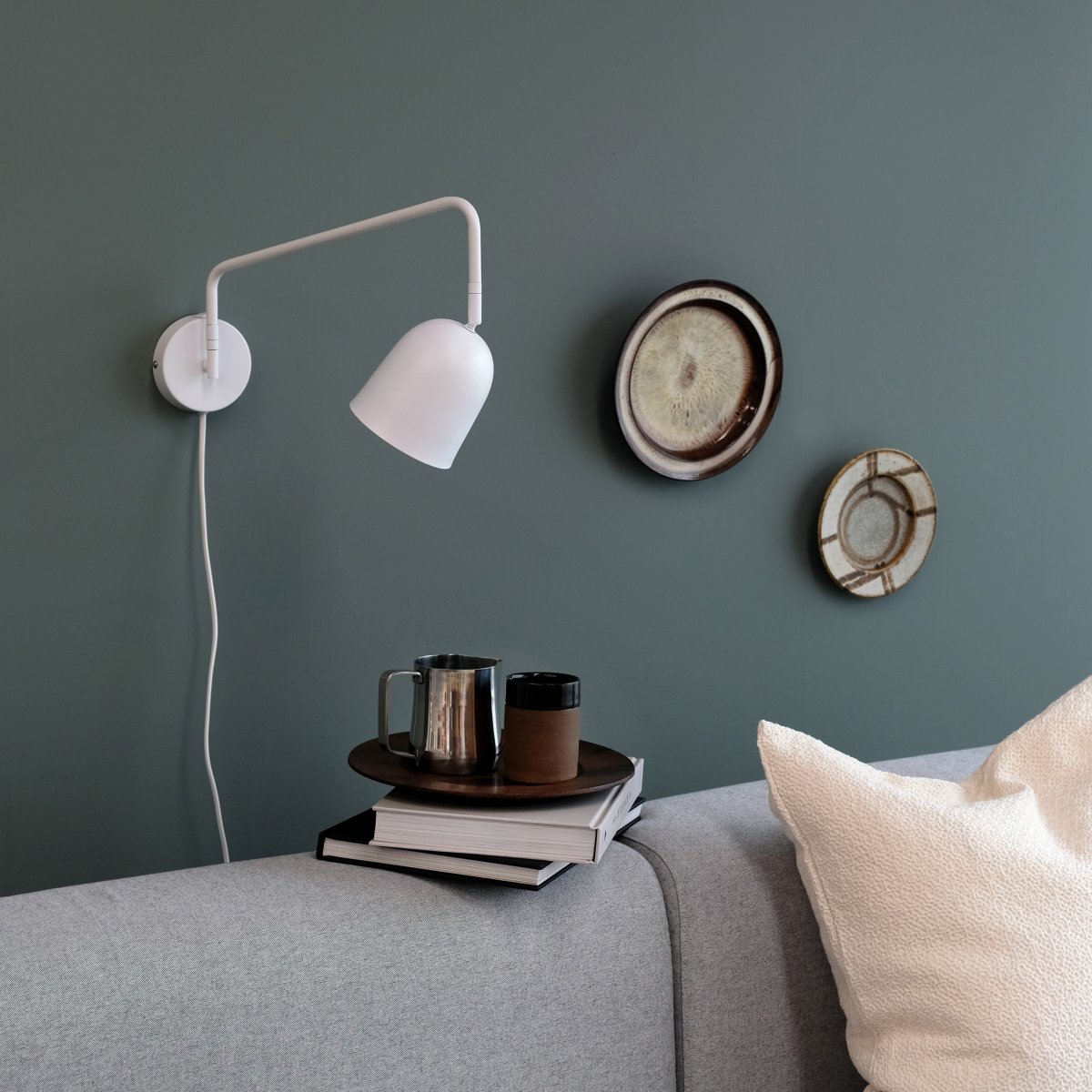 Manchester 45cm Valkoinen seinävalaisin valmistajalta Dyberg Larsen - Manchester-sein&auml;valaisin on kaunis ja yksinkertainen sein&auml;valaisin, jonka et&auml;isyys sein&auml;&auml;n on reilu.