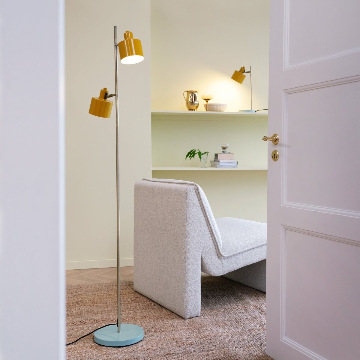 Ocean Monivärinen lattiavalaisin valmistajalta Dyberg Larsen - Ocean-lattiavalaisin s&auml;vyiss&auml; Curry/Brass/Turquoise on metallirakenteinen, yl&ouml;s- ja alasp&auml;in k&auml;&auml;nnett&auml;viss&auml;, jalustassa on jalkakytkin.