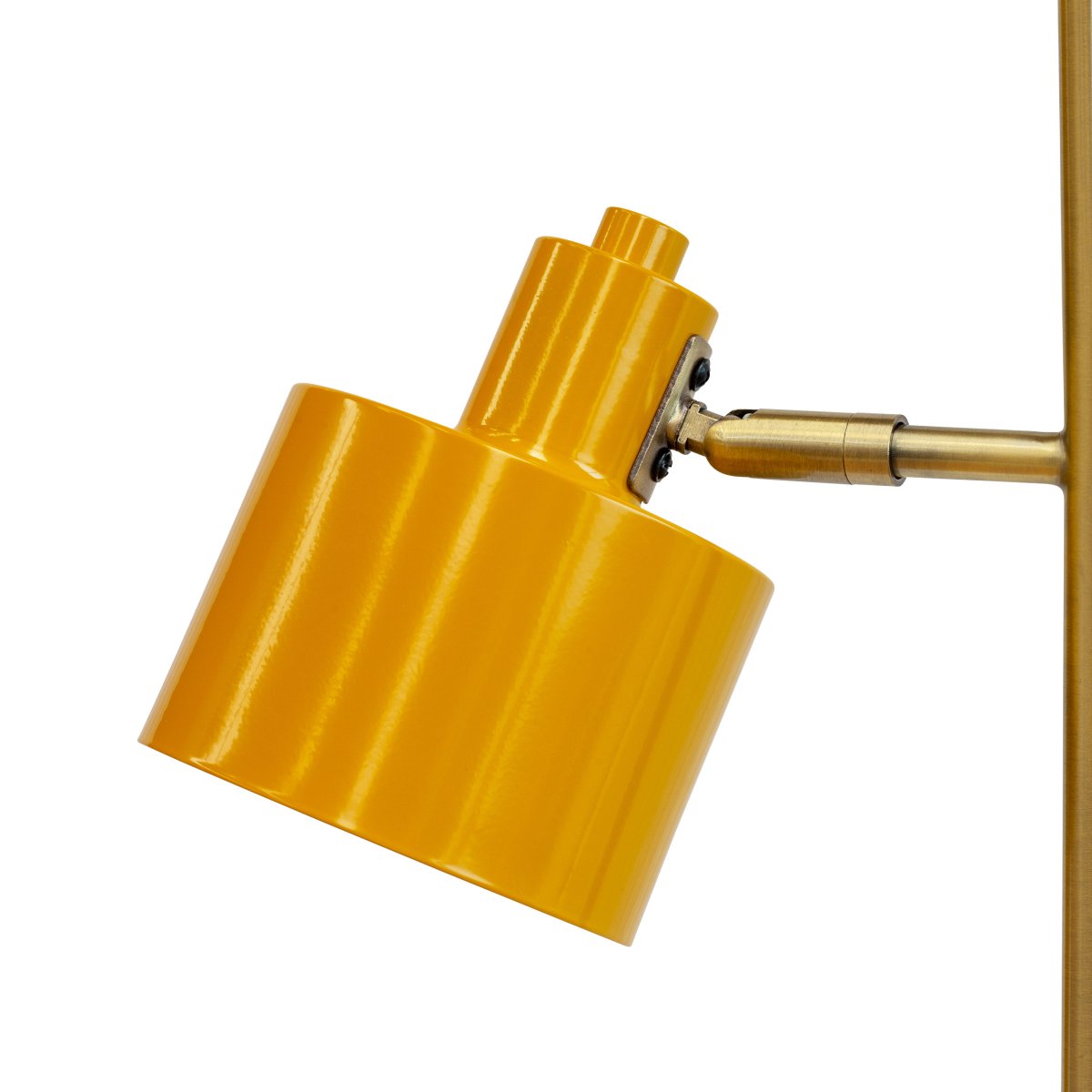 Ocean Monivärinen lattiavalaisin valmistajalta Dyberg Larsen - Ocean-lattiavalaisin s&auml;vyiss&auml; Curry/Brass/Turquoise on metallirakenteinen, yl&ouml;s- ja alasp&auml;in k&auml;&auml;nnett&auml;viss&auml;, jalustassa on jalkakytkin.