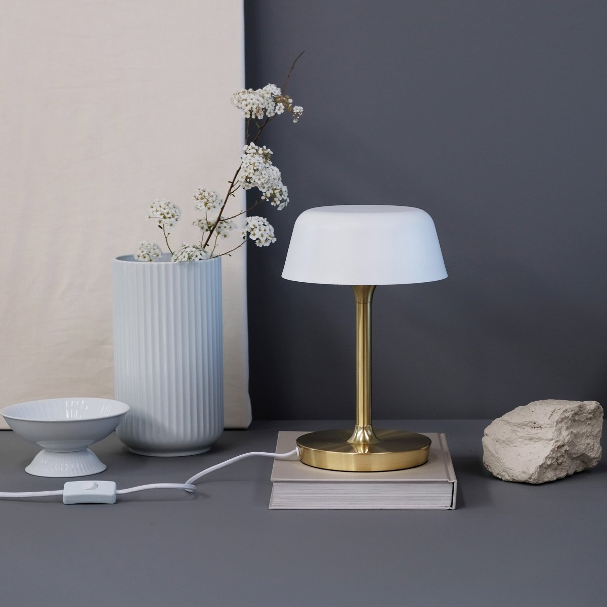 Valencia 30cm Messinki pöytävalaisin valmistajalta Dyberg Larsen - Valencia-pöytävalaisin on tyylikäs ja ainutlaatuinen valaisin, joka levittää kaunista ja miellyttävää valoa.