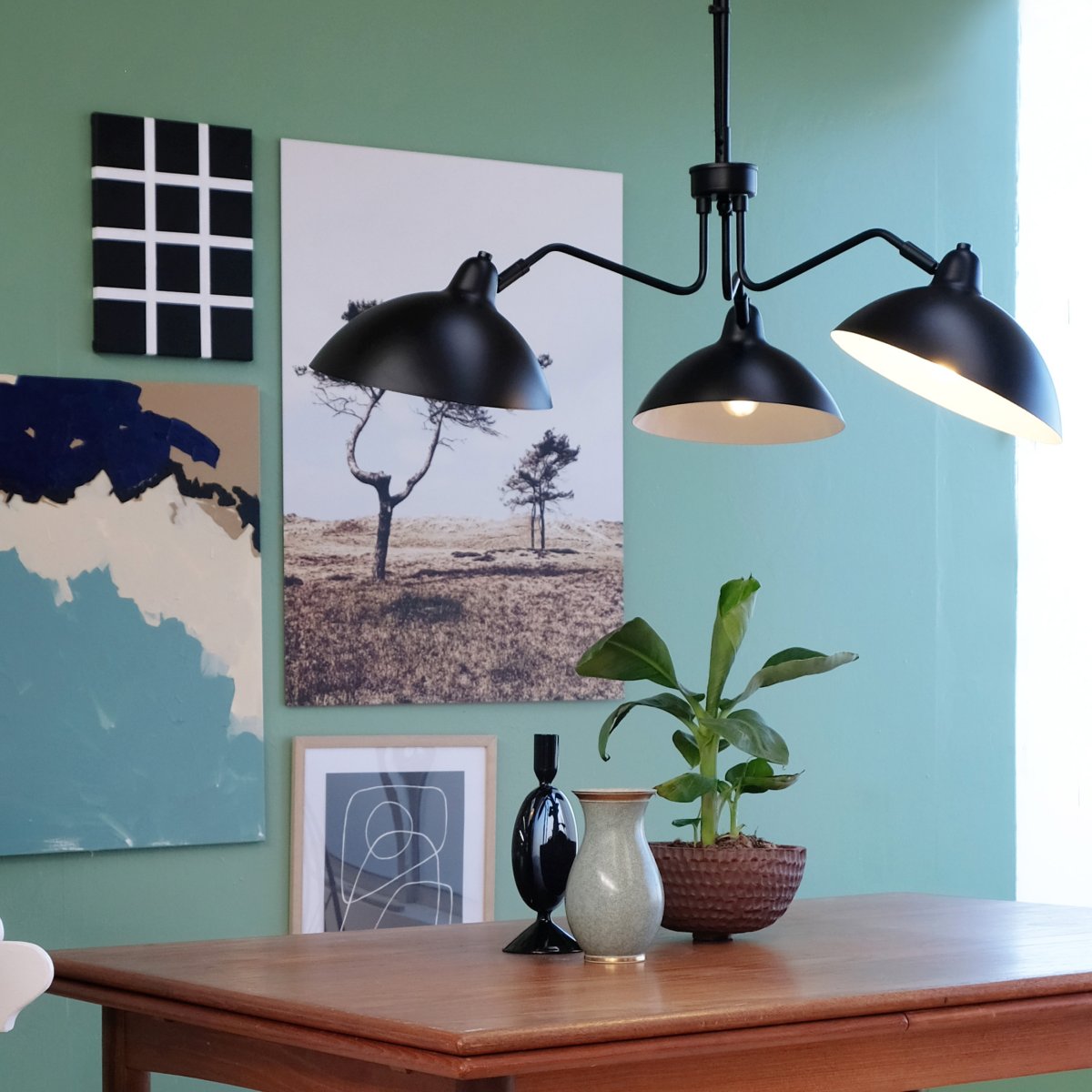 Futura Ø95 Matta musta kattovalaisin valmistajalta Dyberg Larsen - Kolmen kauniisti muotoillun varren ja säädettävien näyttöjen ansiosta se luo täydellisen tasapainon ja harmonian huoneeseen.