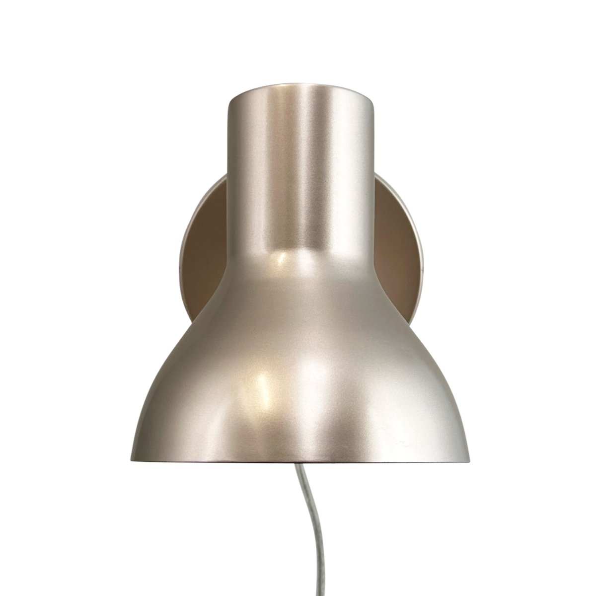 Bob Beige lukulamppu valmistajalta Dyberg Larsen - Bob &auml;r det perfekta valet f&ouml;r det moderna hemmet och kombinerar stilren design med funktionalitet.