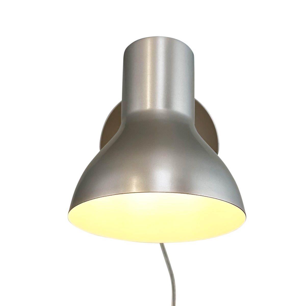 Bob Beige lukulamppu valmistajalta Dyberg Larsen - Bob &auml;r det perfekta valet f&ouml;r det moderna hemmet och kombinerar stilren design med funktionalitet.