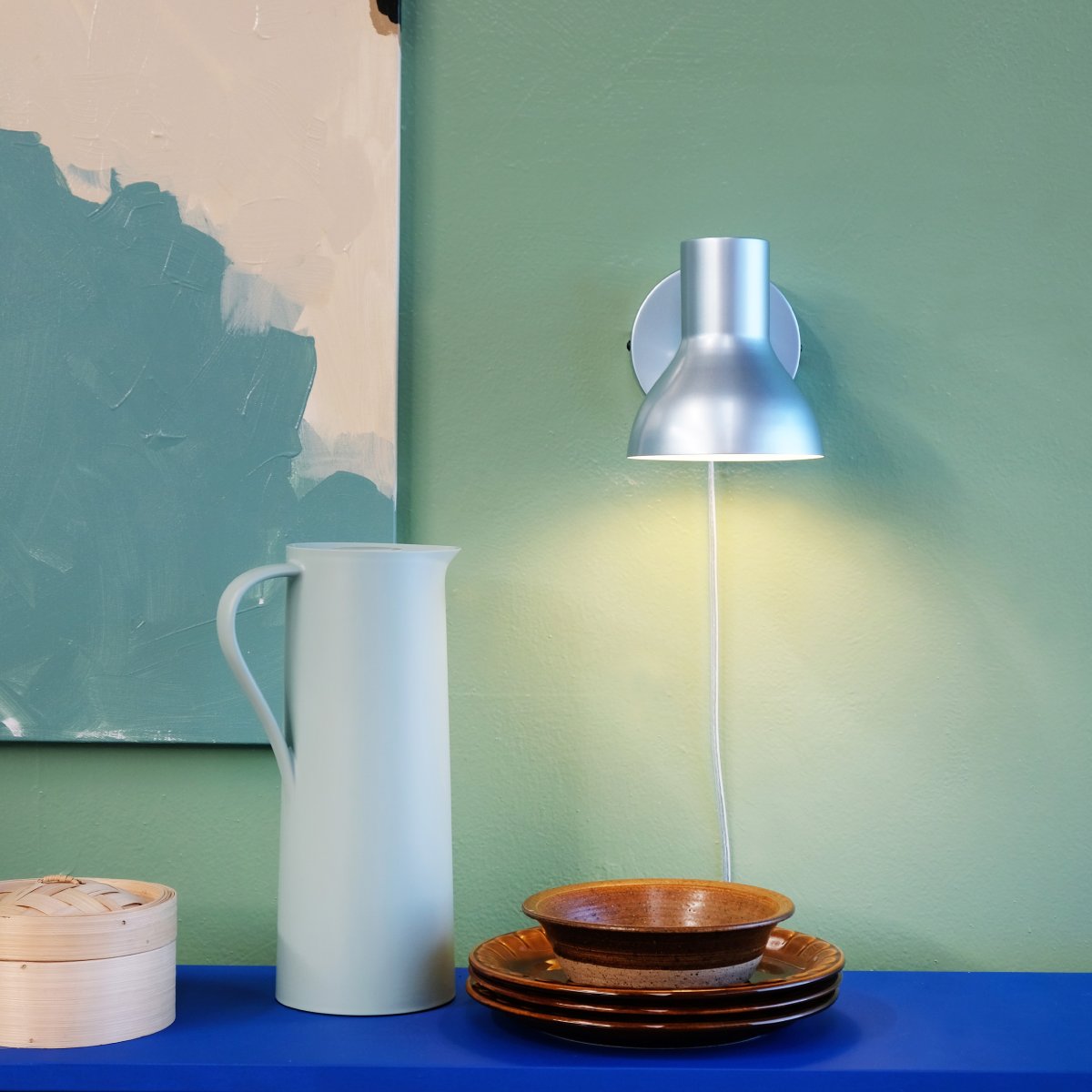Bob Sininen lukulamppu valmistajalta Dyberg Larsen - Bob &auml;r det perfekta valet f&ouml;r det moderna hemmet och kombinerar stilren design med funktionalitet.