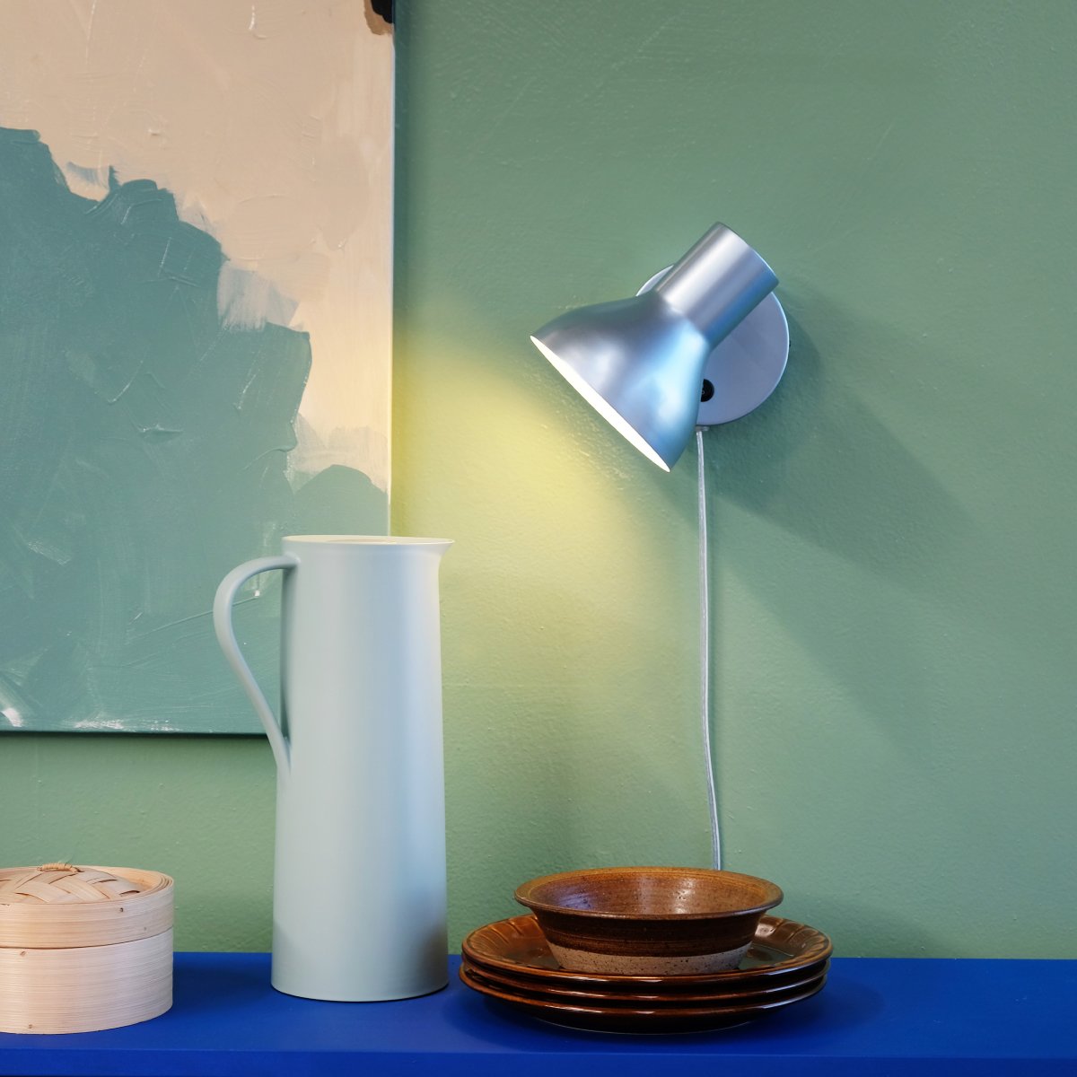 Bob Sininen lukulamppu valmistajalta Dyberg Larsen - Bob &auml;r det perfekta valet f&ouml;r det moderna hemmet och kombinerar stilren design med funktionalitet.