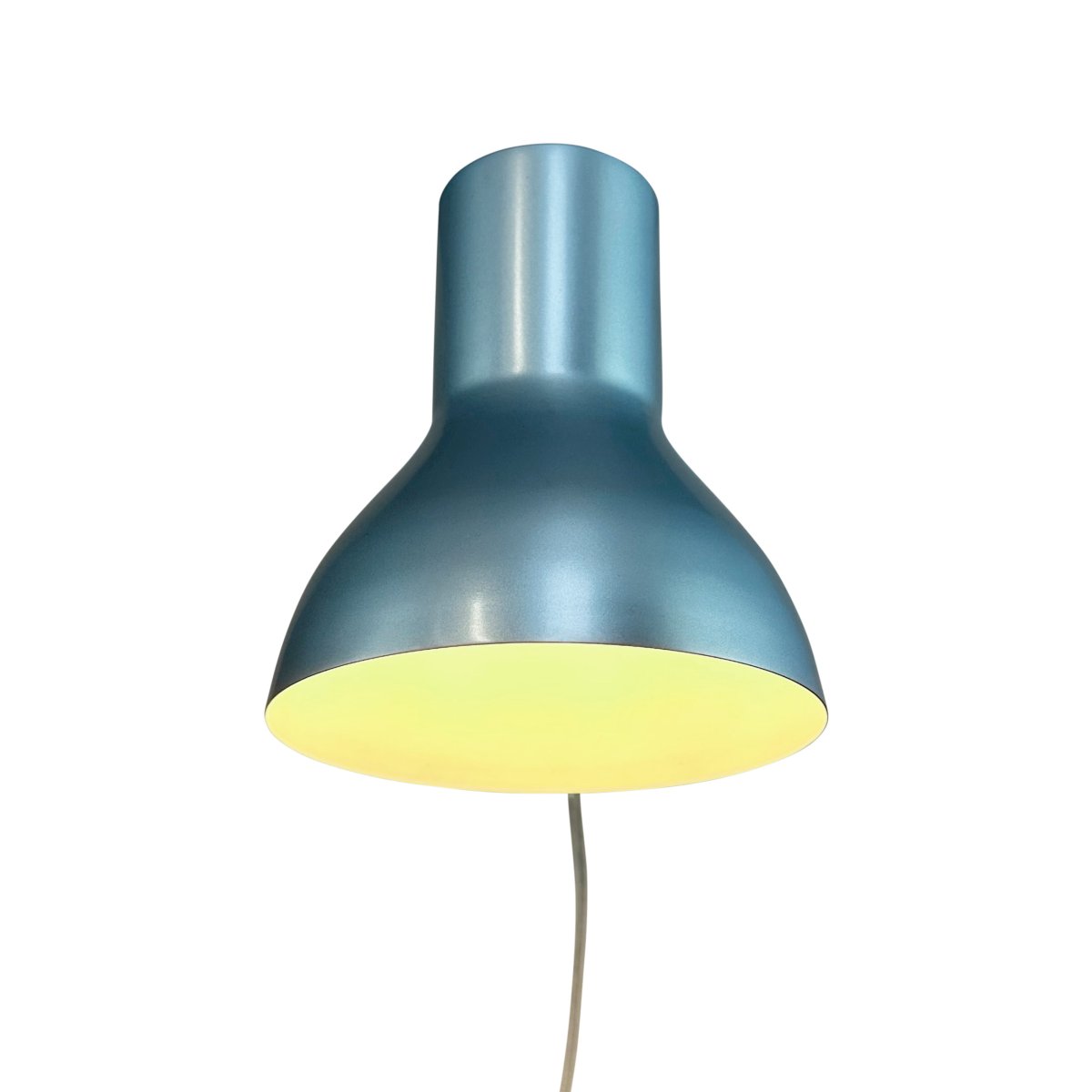 Bob Sininen lukulamppu valmistajalta Dyberg Larsen - Bob &auml;r det perfekta valet f&ouml;r det moderna hemmet och kombinerar stilren design med funktionalitet.