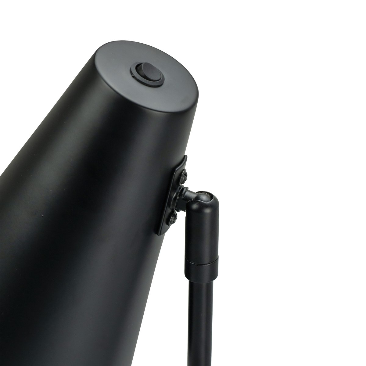 Cale 50cm Musta työpöytävalaisin valmistajalta Dyberg Larsen - Mattamusta metallista valmistettu pöytävalaisin ja vapaasti pyöritettävä lampun pää sopivat täydellisesti lukuvaloksi makuuhuoneeseen tai tyylikkääksi sisustusyksityiskohtaksi olohuoneeseen.